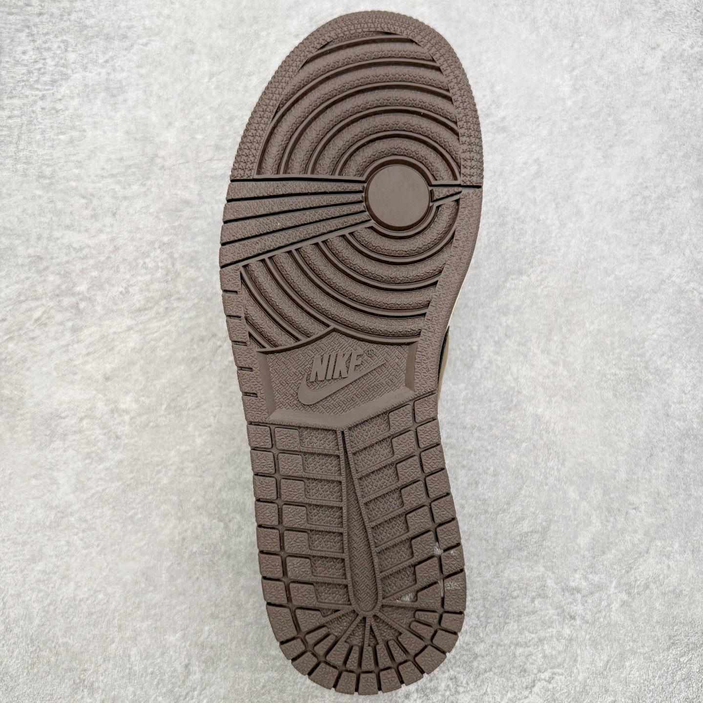 图片[9]-＃G版福利特价 Travis Scott x Air Jordan AJ1 Low OG SP TS联名深棕倒钩低帮 CQ4277-001 毫无疑问市场中端王者 耗时半年巨作 全套原纸板楦头开发 确保原汁原味 完美呈现倒钩版型 原档案转印油墨一体 东莞原厂磨具大底 一码一磨具拒绝假半码 此版本只针对中端市场 皮料材质有所更替 其他数据细节工艺流程均保持一致 绝不口嗨 细节品控鞋型随意秒杀市面3XX 4XX 原盒原配 外盒透明胶套 内侧字体 工整带凹凸感 原厂拉帮工艺 针距密度一致 后跟弧度收口自然不对折 极致一眼正品既视感 进口玻璃冲刀皮料裁剪零毛边 承诺百分百一致原鞋 全鞋电脑针车工艺 进口港宝加持 后跟自然饱满 全鞋荧光划线卡点 追求极致完美 每一双都是工艺品 多重QC质检 超越公司货的品控标准 实实在在的免检产品 尺码：35.5 36 36.5 37.5 38 38.5 39 40 40.5 41 42 42.5 43 44 44.5 45 46 47.5-选品中心