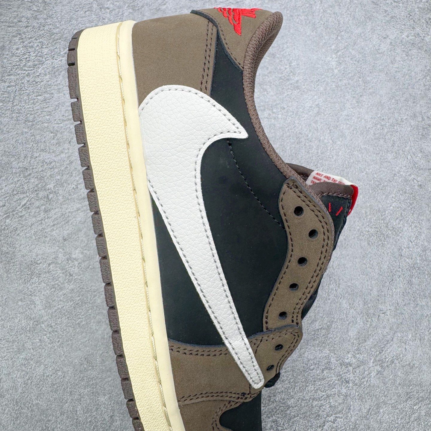 图片[6]-＃G版福利特价 Travis Scott x Air Jordan AJ1 Low OG SP TS联名深棕倒钩低帮 CQ4277-001 毫无疑问市场中端王者 耗时半年巨作 全套原纸板楦头开发 确保原汁原味 完美呈现倒钩版型 原档案转印油墨一体 东莞原厂磨具大底 一码一磨具拒绝假半码 此版本只针对中端市场 皮料材质有所更替 其他数据细节工艺流程均保持一致 绝不口嗨 细节品控鞋型随意秒杀市面3XX 4XX 原盒原配 外盒透明胶套 内侧字体 工整带凹凸感 原厂拉帮工艺 针距密度一致 后跟弧度收口自然不对折 极致一眼正品既视感 进口玻璃冲刀皮料裁剪零毛边 承诺百分百一致原鞋 全鞋电脑针车工艺 进口港宝加持 后跟自然饱满 全鞋荧光划线卡点 追求极致完美 每一双都是工艺品 多重QC质检 超越公司货的品控标准 实实在在的免检产品 尺码：35.5 36 36.5 37.5 38 38.5 39 40 40.5 41 42 42.5 43 44 44.5 45 46 47.5-选品中心
