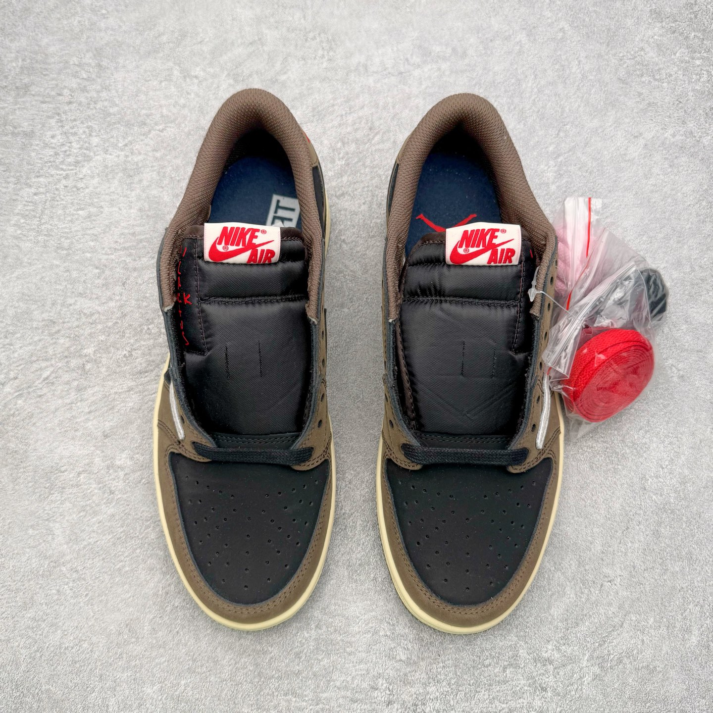 图片[2]-＃G版福利特价 Travis Scott x Air Jordan AJ1 Low OG SP TS联名深棕倒钩低帮 CQ4277-001 毫无疑问市场中端王者 耗时半年巨作 全套原纸板楦头开发 确保原汁原味 完美呈现倒钩版型 原档案转印油墨一体 东莞原厂磨具大底 一码一磨具拒绝假半码 此版本只针对中端市场 皮料材质有所更替 其他数据细节工艺流程均保持一致 绝不口嗨 细节品控鞋型随意秒杀市面3XX 4XX 原盒原配 外盒透明胶套 内侧字体 工整带凹凸感 原厂拉帮工艺 针距密度一致 后跟弧度收口自然不对折 极致一眼正品既视感 进口玻璃冲刀皮料裁剪零毛边 承诺百分百一致原鞋 全鞋电脑针车工艺 进口港宝加持 后跟自然饱满 全鞋荧光划线卡点 追求极致完美 每一双都是工艺品 多重QC质检 超越公司货的品控标准 实实在在的免检产品 尺码：35.5 36 36.5 37.5 38 38.5 39 40 40.5 41 42 42.5 43 44 44.5 45 46 47.5-选品中心