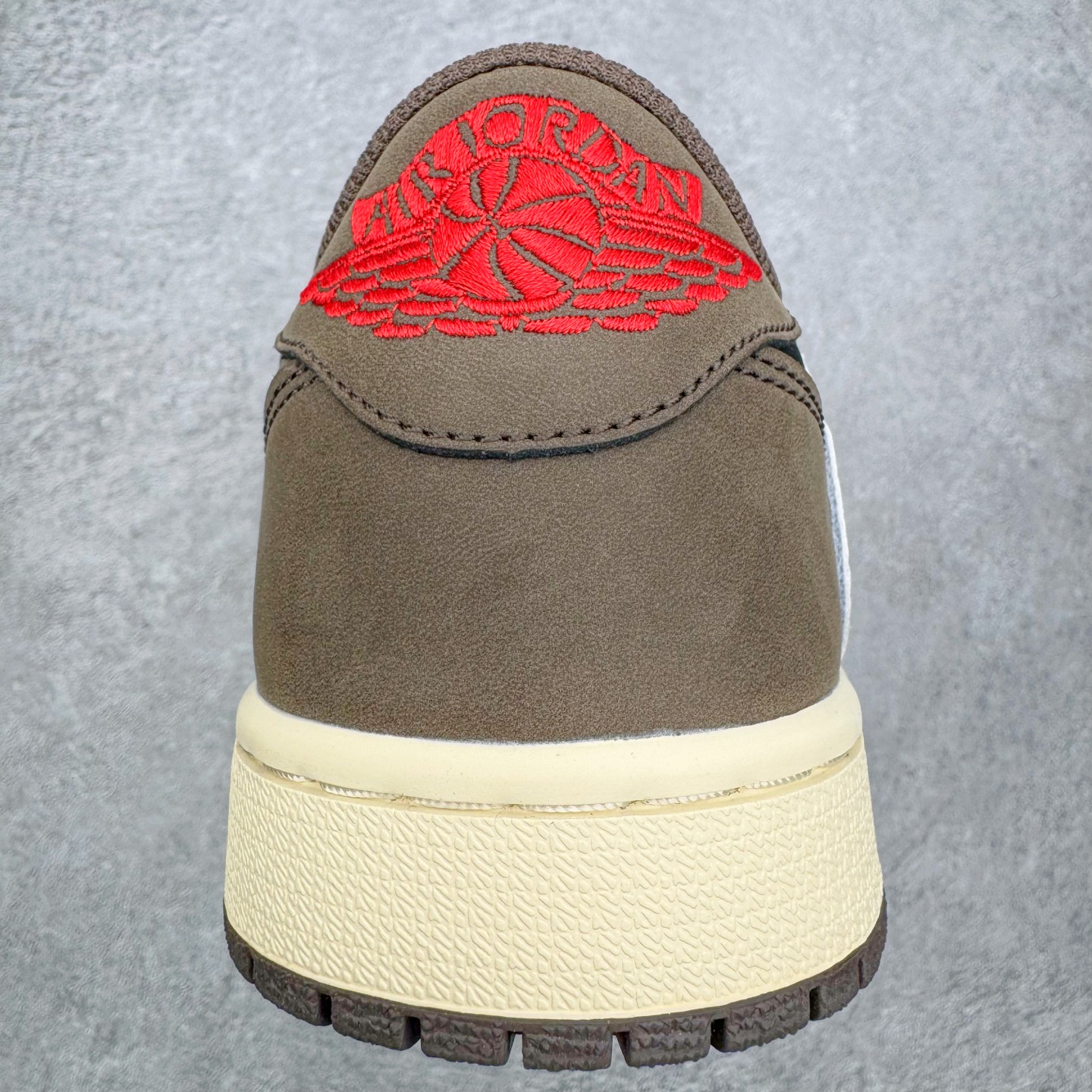 图片[8]-＃G版福利特价 Travis Scott x Air Jordan AJ1 Low OG SP TS联名深棕倒钩低帮 CQ4277-001 毫无疑问市场中端王者 耗时半年巨作 全套原纸板楦头开发 确保原汁原味 完美呈现倒钩版型 原档案转印油墨一体 东莞原厂磨具大底 一码一磨具拒绝假半码 此版本只针对中端市场 皮料材质有所更替 其他数据细节工艺流程均保持一致 绝不口嗨 细节品控鞋型随意秒杀市面3XX 4XX 原盒原配 外盒透明胶套 内侧字体 工整带凹凸感 原厂拉帮工艺 针距密度一致 后跟弧度收口自然不对折 极致一眼正品既视感 进口玻璃冲刀皮料裁剪零毛边 承诺百分百一致原鞋 全鞋电脑针车工艺 进口港宝加持 后跟自然饱满 全鞋荧光划线卡点 追求极致完美 每一双都是工艺品 多重QC质检 超越公司货的品控标准 实实在在的免检产品 尺码：35.5 36 36.5 37.5 38 38.5 39 40 40.5 41 42 42.5 43 44 44.5 45 46 47.5-选品中心