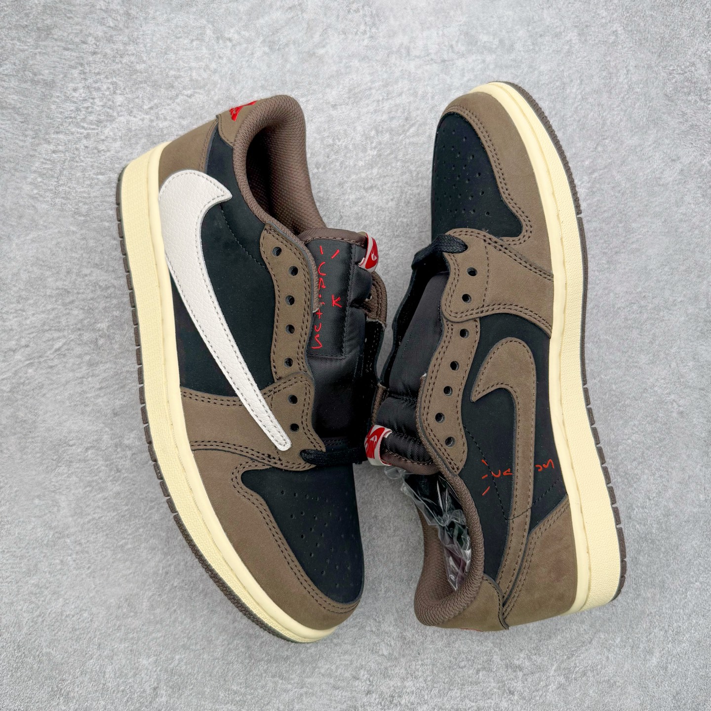 图片[3]-＃G版福利特价 Travis Scott x Air Jordan AJ1 Low OG SP TS联名深棕倒钩低帮 CQ4277-001 毫无疑问市场中端王者 耗时半年巨作 全套原纸板楦头开发 确保原汁原味 完美呈现倒钩版型 原档案转印油墨一体 东莞原厂磨具大底 一码一磨具拒绝假半码 此版本只针对中端市场 皮料材质有所更替 其他数据细节工艺流程均保持一致 绝不口嗨 细节品控鞋型随意秒杀市面3XX 4XX 原盒原配 外盒透明胶套 内侧字体 工整带凹凸感 原厂拉帮工艺 针距密度一致 后跟弧度收口自然不对折 极致一眼正品既视感 进口玻璃冲刀皮料裁剪零毛边 承诺百分百一致原鞋 全鞋电脑针车工艺 进口港宝加持 后跟自然饱满 全鞋荧光划线卡点 追求极致完美 每一双都是工艺品 多重QC质检 超越公司货的品控标准 实实在在的免检产品 尺码：35.5 36 36.5 37.5 38 38.5 39 40 40.5 41 42 42.5 43 44 44.5 45 46 47.5-选品中心