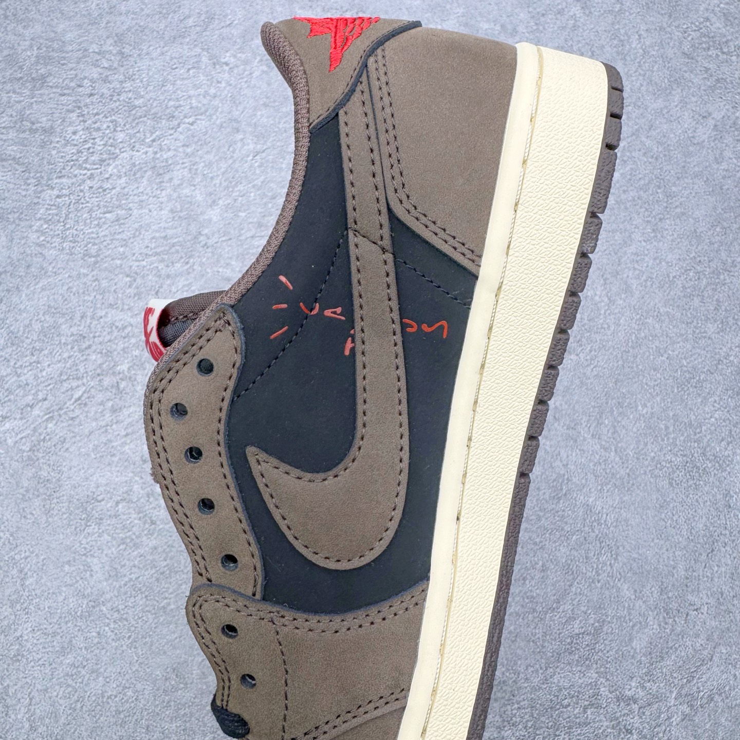 图片[7]-＃G版福利特价 Travis Scott x Air Jordan AJ1 Low OG SP TS联名深棕倒钩低帮 CQ4277-001 毫无疑问市场中端王者 耗时半年巨作 全套原纸板楦头开发 确保原汁原味 完美呈现倒钩版型 原档案转印油墨一体 东莞原厂磨具大底 一码一磨具拒绝假半码 此版本只针对中端市场 皮料材质有所更替 其他数据细节工艺流程均保持一致 绝不口嗨 细节品控鞋型随意秒杀市面3XX 4XX 原盒原配 外盒透明胶套 内侧字体 工整带凹凸感 原厂拉帮工艺 针距密度一致 后跟弧度收口自然不对折 极致一眼正品既视感 进口玻璃冲刀皮料裁剪零毛边 承诺百分百一致原鞋 全鞋电脑针车工艺 进口港宝加持 后跟自然饱满 全鞋荧光划线卡点 追求极致完美 每一双都是工艺品 多重QC质检 超越公司货的品控标准 实实在在的免检产品 尺码：35.5 36 36.5 37.5 38 38.5 39 40 40.5 41 42 42.5 43 44 44.5 45 46 47.5-选品中心