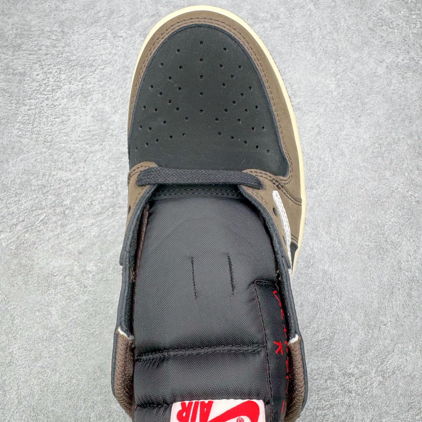 图片[4]-＃G版福利特价 Travis Scott x Air Jordan AJ1 Low OG SP TS联名深棕倒钩低帮 CQ4277-001 毫无疑问市场中端王者 耗时半年巨作 全套原纸板楦头开发 确保原汁原味 完美呈现倒钩版型 原档案转印油墨一体 东莞原厂磨具大底 一码一磨具拒绝假半码 此版本只针对中端市场 皮料材质有所更替 其他数据细节工艺流程均保持一致 绝不口嗨 细节品控鞋型随意秒杀市面3XX 4XX 原盒原配 外盒透明胶套 内侧字体 工整带凹凸感 原厂拉帮工艺 针距密度一致 后跟弧度收口自然不对折 极致一眼正品既视感 进口玻璃冲刀皮料裁剪零毛边 承诺百分百一致原鞋 全鞋电脑针车工艺 进口港宝加持 后跟自然饱满 全鞋荧光划线卡点 追求极致完美 每一双都是工艺品 多重QC质检 超越公司货的品控标准 实实在在的免检产品 尺码：35.5 36 36.5 37.5 38 38.5 39 40 40.5 41 42 42.5 43 44 44.5 45 46 47.5-选品中心