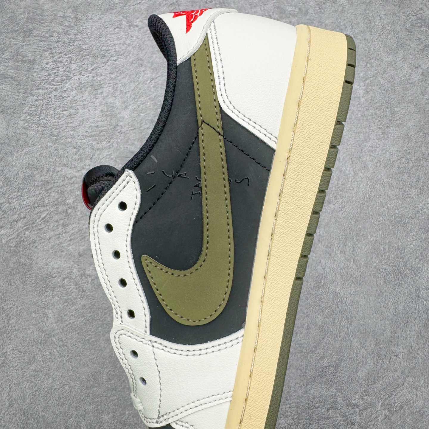 图片[7]-＃G版福利特价 Travis Scott x Air Jordan AJ1 Low OG SP TS联名白黑绿倒钩低帮 DZ4137-106 毫无疑问市场中端王者 耗时半年巨作 全套原纸板楦头开发 确保原汁原味 完美呈现倒钩版型 原档案转印油墨一体 东莞原厂磨具大底 一码一磨具拒绝假半码 此版本只针对中端市场 皮料材质有所更替 其他数据细节工艺流程均保持一致 绝不口嗨 细节品控鞋型随意秒杀市面3XX 4XX 原盒原配 外盒透明胶套 内侧字体 工整带凹凸感 原厂拉帮工艺 针距密度一致 后跟弧度收口自然不对折 极致一眼正品既视感 进口玻璃冲刀皮料裁剪零毛边 承诺百分百一致原鞋 全鞋电脑针车工艺 进口港宝加持 后跟自然饱满 全鞋荧光划线卡点 追求极致完美 每一双都是工艺品 多重QC质检 超越公司货的品控标准 实实在在的免检产品 尺码：35.5 36 36.5 37.5 38 38.5 39 40 40.5 41 42 42.5 43 44 44.5 45 46 47.5-选品中心