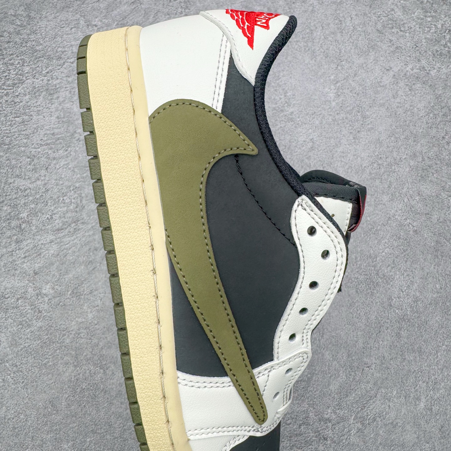 图片[6]-＃G版福利特价 Travis Scott x Air Jordan AJ1 Low OG SP TS联名白黑绿倒钩低帮 DZ4137-106 毫无疑问市场中端王者 耗时半年巨作 全套原纸板楦头开发 确保原汁原味 完美呈现倒钩版型 原档案转印油墨一体 东莞原厂磨具大底 一码一磨具拒绝假半码 此版本只针对中端市场 皮料材质有所更替 其他数据细节工艺流程均保持一致 绝不口嗨 细节品控鞋型随意秒杀市面3XX 4XX 原盒原配 外盒透明胶套 内侧字体 工整带凹凸感 原厂拉帮工艺 针距密度一致 后跟弧度收口自然不对折 极致一眼正品既视感 进口玻璃冲刀皮料裁剪零毛边 承诺百分百一致原鞋 全鞋电脑针车工艺 进口港宝加持 后跟自然饱满 全鞋荧光划线卡点 追求极致完美 每一双都是工艺品 多重QC质检 超越公司货的品控标准 实实在在的免检产品 尺码：35.5 36 36.5 37.5 38 38.5 39 40 40.5 41 42 42.5 43 44 44.5 45 46 47.5-选品中心