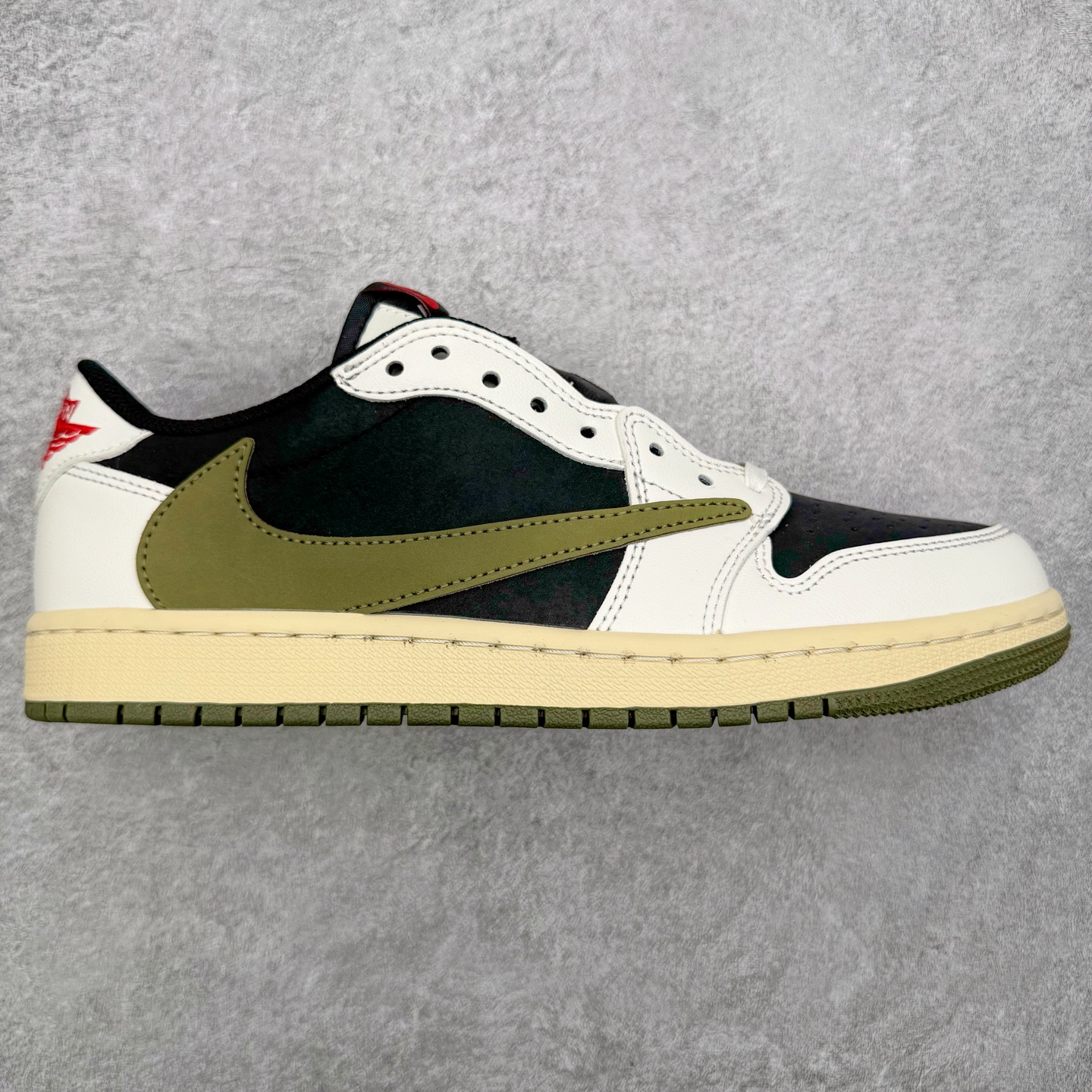 ＃G版福利特价 Travis Scott x Air Jordan AJ1 Low OG SP TS联名白黑绿倒钩低帮 DZ4137-106 毫无疑问市场中端王者 耗时半年巨作 全套原纸板楦头开发 确保原汁原味 完美呈现倒钩版型 原档案转印油墨一体 东莞原厂磨具大底 一码一磨具拒绝假半码 此版本只针对中端市场 皮料材质有所更替 其他数据细节工艺流程均保持一致 绝不口嗨 细节品控鞋型随意秒杀市面3XX 4XX 原盒原配 外盒透明胶套 内侧字体 工整带凹凸感 原厂拉帮工艺 针距密度一致 后跟弧度收口自然不对折 极致一眼正品既视感 进口玻璃冲刀皮料裁剪零毛边 承诺百分百一致原鞋 全鞋电脑针车工艺 进口港宝加持 后跟自然饱满 全鞋荧光划线卡点 追求极致完美 每一双都是工艺品 多重QC质检 超越公司货的品控标准 实实在在的免检产品 尺码：35.5 36 36.5 37.5 38 38.5 39 40 40.5 41 42 42.5 43 44 44.5 45 46 47.5-选品中心