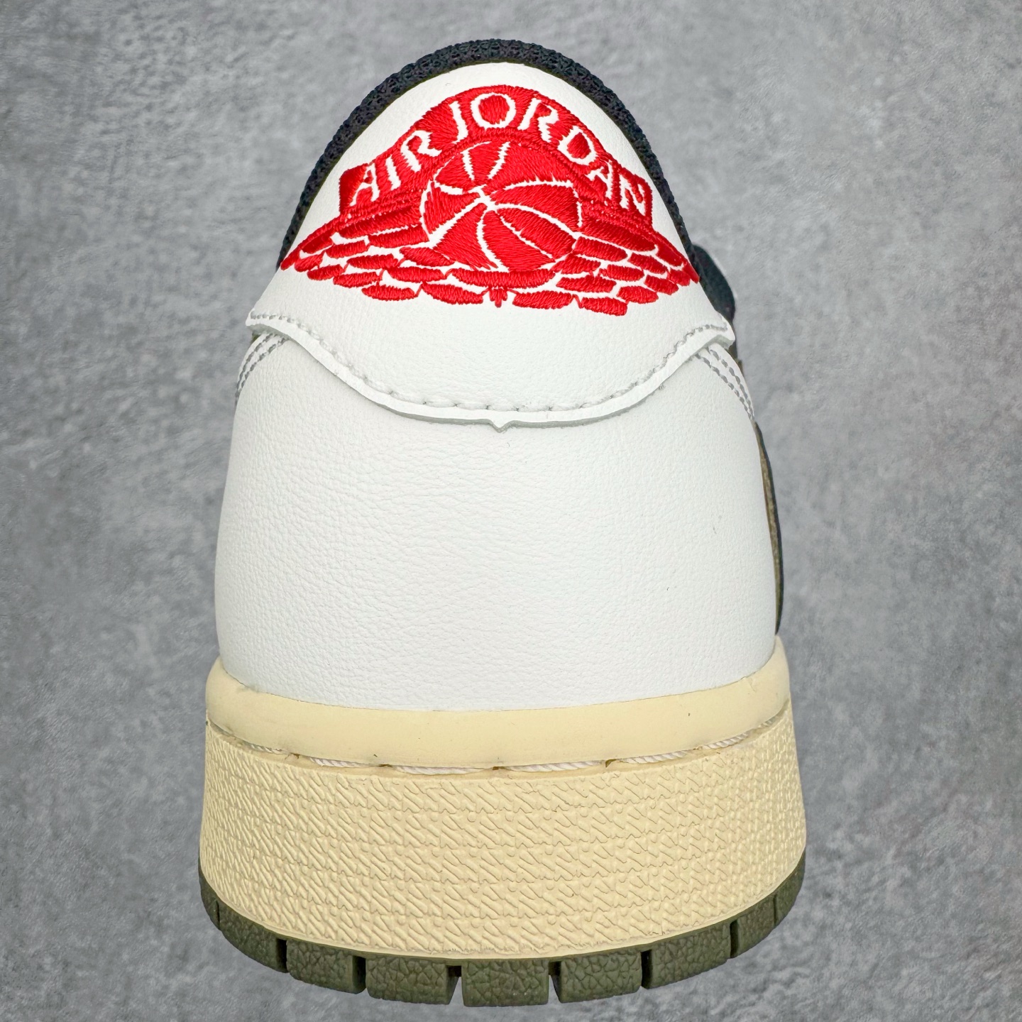 图片[8]-＃G版福利特价 Travis Scott x Air Jordan AJ1 Low OG SP TS联名白黑绿倒钩低帮 DZ4137-106 毫无疑问市场中端王者 耗时半年巨作 全套原纸板楦头开发 确保原汁原味 完美呈现倒钩版型 原档案转印油墨一体 东莞原厂磨具大底 一码一磨具拒绝假半码 此版本只针对中端市场 皮料材质有所更替 其他数据细节工艺流程均保持一致 绝不口嗨 细节品控鞋型随意秒杀市面3XX 4XX 原盒原配 外盒透明胶套 内侧字体 工整带凹凸感 原厂拉帮工艺 针距密度一致 后跟弧度收口自然不对折 极致一眼正品既视感 进口玻璃冲刀皮料裁剪零毛边 承诺百分百一致原鞋 全鞋电脑针车工艺 进口港宝加持 后跟自然饱满 全鞋荧光划线卡点 追求极致完美 每一双都是工艺品 多重QC质检 超越公司货的品控标准 实实在在的免检产品 尺码：35.5 36 36.5 37.5 38 38.5 39 40 40.5 41 42 42.5 43 44 44.5 45 46 47.5-选品中心