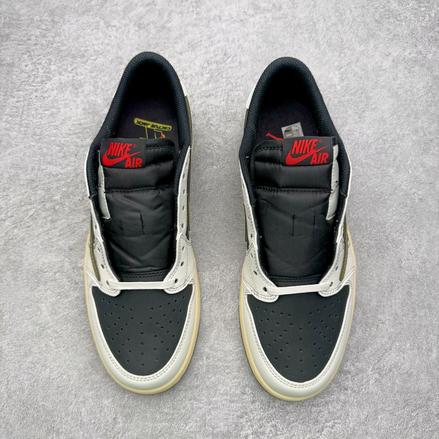 图片[2]-＃G版福利特价 Travis Scott x Air Jordan AJ1 Low OG SP TS联名白黑绿倒钩低帮 DZ4137-106 毫无疑问市场中端王者 耗时半年巨作 全套原纸板楦头开发 确保原汁原味 完美呈现倒钩版型 原档案转印油墨一体 东莞原厂磨具大底 一码一磨具拒绝假半码 此版本只针对中端市场 皮料材质有所更替 其他数据细节工艺流程均保持一致 绝不口嗨 细节品控鞋型随意秒杀市面3XX 4XX 原盒原配 外盒透明胶套 内侧字体 工整带凹凸感 原厂拉帮工艺 针距密度一致 后跟弧度收口自然不对折 极致一眼正品既视感 进口玻璃冲刀皮料裁剪零毛边 承诺百分百一致原鞋 全鞋电脑针车工艺 进口港宝加持 后跟自然饱满 全鞋荧光划线卡点 追求极致完美 每一双都是工艺品 多重QC质检 超越公司货的品控标准 实实在在的免检产品 尺码：35.5 36 36.5 37.5 38 38.5 39 40 40.5 41 42 42.5 43 44 44.5 45 46 47.5-选品中心