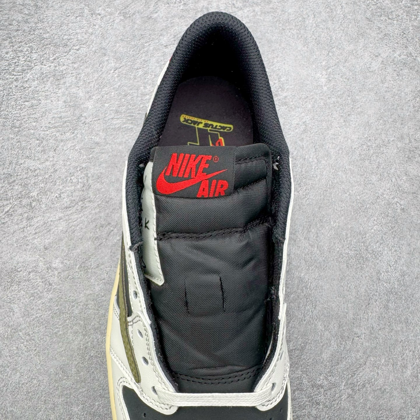 图片[5]-＃G版福利特价 Travis Scott x Air Jordan AJ1 Low OG SP TS联名白黑绿倒钩低帮 DZ4137-106 毫无疑问市场中端王者 耗时半年巨作 全套原纸板楦头开发 确保原汁原味 完美呈现倒钩版型 原档案转印油墨一体 东莞原厂磨具大底 一码一磨具拒绝假半码 此版本只针对中端市场 皮料材质有所更替 其他数据细节工艺流程均保持一致 绝不口嗨 细节品控鞋型随意秒杀市面3XX 4XX 原盒原配 外盒透明胶套 内侧字体 工整带凹凸感 原厂拉帮工艺 针距密度一致 后跟弧度收口自然不对折 极致一眼正品既视感 进口玻璃冲刀皮料裁剪零毛边 承诺百分百一致原鞋 全鞋电脑针车工艺 进口港宝加持 后跟自然饱满 全鞋荧光划线卡点 追求极致完美 每一双都是工艺品 多重QC质检 超越公司货的品控标准 实实在在的免检产品 尺码：35.5 36 36.5 37.5 38 38.5 39 40 40.5 41 42 42.5 43 44 44.5 45 46 47.5-选品中心