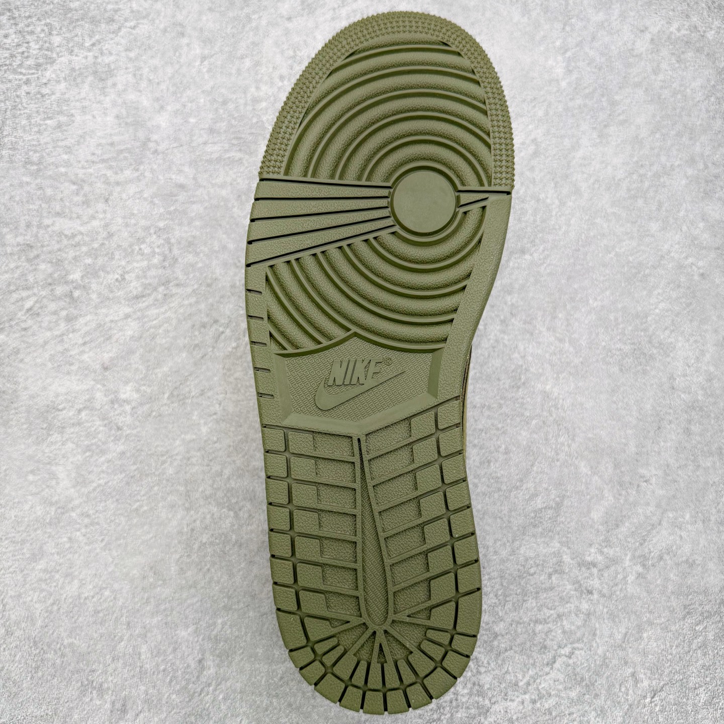 图片[9]-＃G版福利特价 Travis Scott x Air Jordan AJ1 Low OG SP TS联名白黑绿倒钩低帮 DZ4137-106 毫无疑问市场中端王者 耗时半年巨作 全套原纸板楦头开发 确保原汁原味 完美呈现倒钩版型 原档案转印油墨一体 东莞原厂磨具大底 一码一磨具拒绝假半码 此版本只针对中端市场 皮料材质有所更替 其他数据细节工艺流程均保持一致 绝不口嗨 细节品控鞋型随意秒杀市面3XX 4XX 原盒原配 外盒透明胶套 内侧字体 工整带凹凸感 原厂拉帮工艺 针距密度一致 后跟弧度收口自然不对折 极致一眼正品既视感 进口玻璃冲刀皮料裁剪零毛边 承诺百分百一致原鞋 全鞋电脑针车工艺 进口港宝加持 后跟自然饱满 全鞋荧光划线卡点 追求极致完美 每一双都是工艺品 多重QC质检 超越公司货的品控标准 实实在在的免检产品 尺码：35.5 36 36.5 37.5 38 38.5 39 40 40.5 41 42 42.5 43 44 44.5 45 46 47.5-选品中心