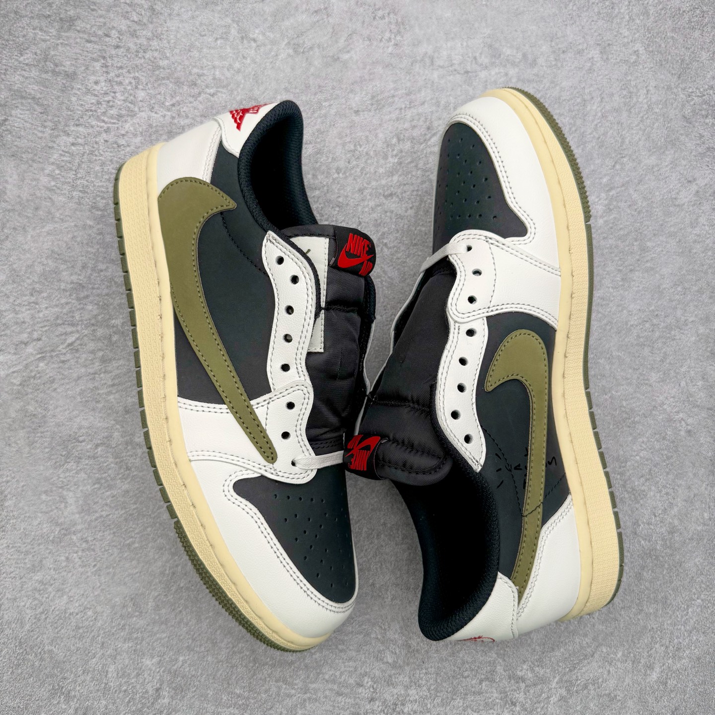 图片[3]-＃G版福利特价 Travis Scott x Air Jordan AJ1 Low OG SP TS联名白黑绿倒钩低帮 DZ4137-106 毫无疑问市场中端王者 耗时半年巨作 全套原纸板楦头开发 确保原汁原味 完美呈现倒钩版型 原档案转印油墨一体 东莞原厂磨具大底 一码一磨具拒绝假半码 此版本只针对中端市场 皮料材质有所更替 其他数据细节工艺流程均保持一致 绝不口嗨 细节品控鞋型随意秒杀市面3XX 4XX 原盒原配 外盒透明胶套 内侧字体 工整带凹凸感 原厂拉帮工艺 针距密度一致 后跟弧度收口自然不对折 极致一眼正品既视感 进口玻璃冲刀皮料裁剪零毛边 承诺百分百一致原鞋 全鞋电脑针车工艺 进口港宝加持 后跟自然饱满 全鞋荧光划线卡点 追求极致完美 每一双都是工艺品 多重QC质检 超越公司货的品控标准 实实在在的免检产品 尺码：35.5 36 36.5 37.5 38 38.5 39 40 40.5 41 42 42.5 43 44 44.5 45 46 47.5-选品中心