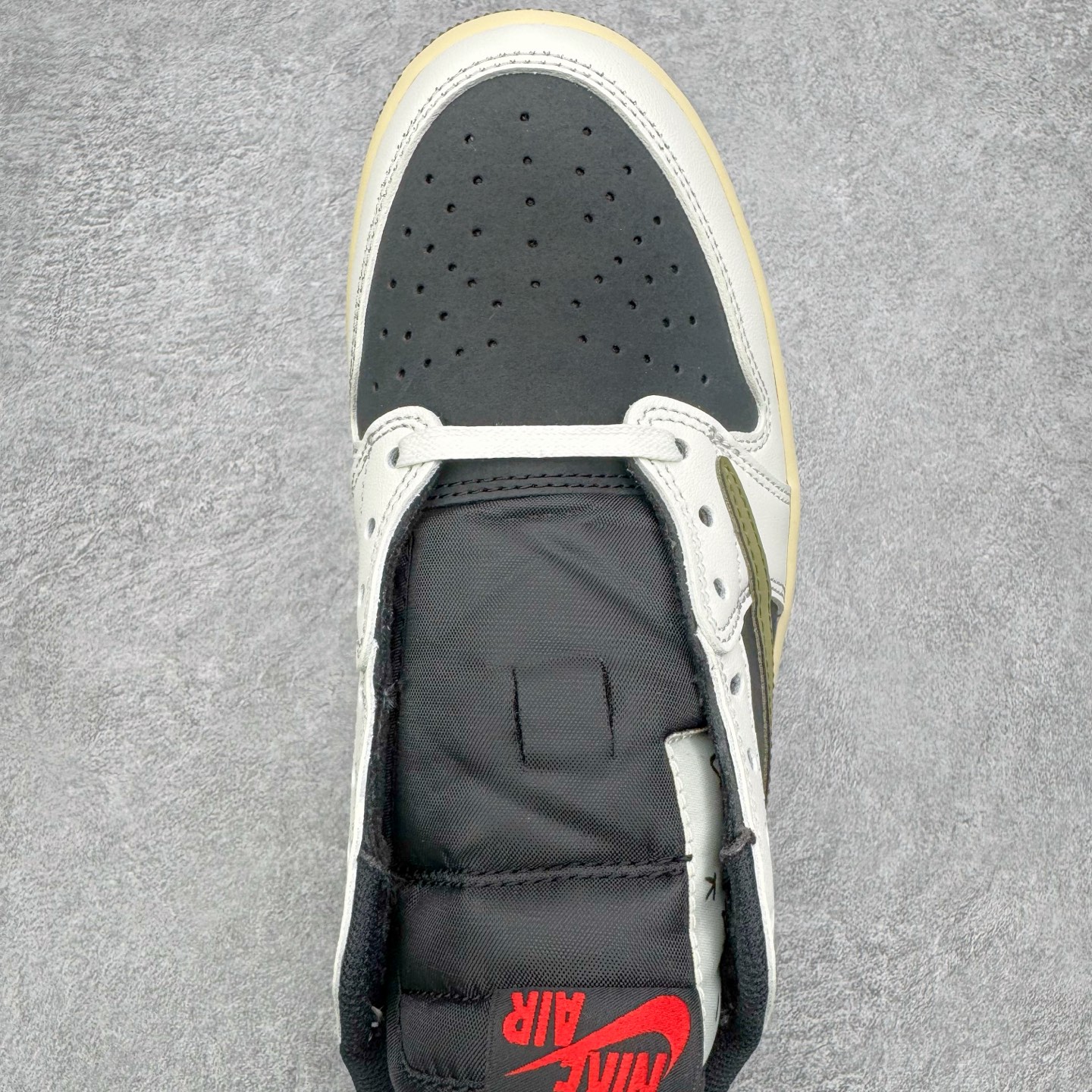 图片[4]-＃G版福利特价 Travis Scott x Air Jordan AJ1 Low OG SP TS联名白黑绿倒钩低帮 DZ4137-106 毫无疑问市场中端王者 耗时半年巨作 全套原纸板楦头开发 确保原汁原味 完美呈现倒钩版型 原档案转印油墨一体 东莞原厂磨具大底 一码一磨具拒绝假半码 此版本只针对中端市场 皮料材质有所更替 其他数据细节工艺流程均保持一致 绝不口嗨 细节品控鞋型随意秒杀市面3XX 4XX 原盒原配 外盒透明胶套 内侧字体 工整带凹凸感 原厂拉帮工艺 针距密度一致 后跟弧度收口自然不对折 极致一眼正品既视感 进口玻璃冲刀皮料裁剪零毛边 承诺百分百一致原鞋 全鞋电脑针车工艺 进口港宝加持 后跟自然饱满 全鞋荧光划线卡点 追求极致完美 每一双都是工艺品 多重QC质检 超越公司货的品控标准 实实在在的免检产品 尺码：35.5 36 36.5 37.5 38 38.5 39 40 40.5 41 42 42.5 43 44 44.5 45 46 47.5-选品中心
