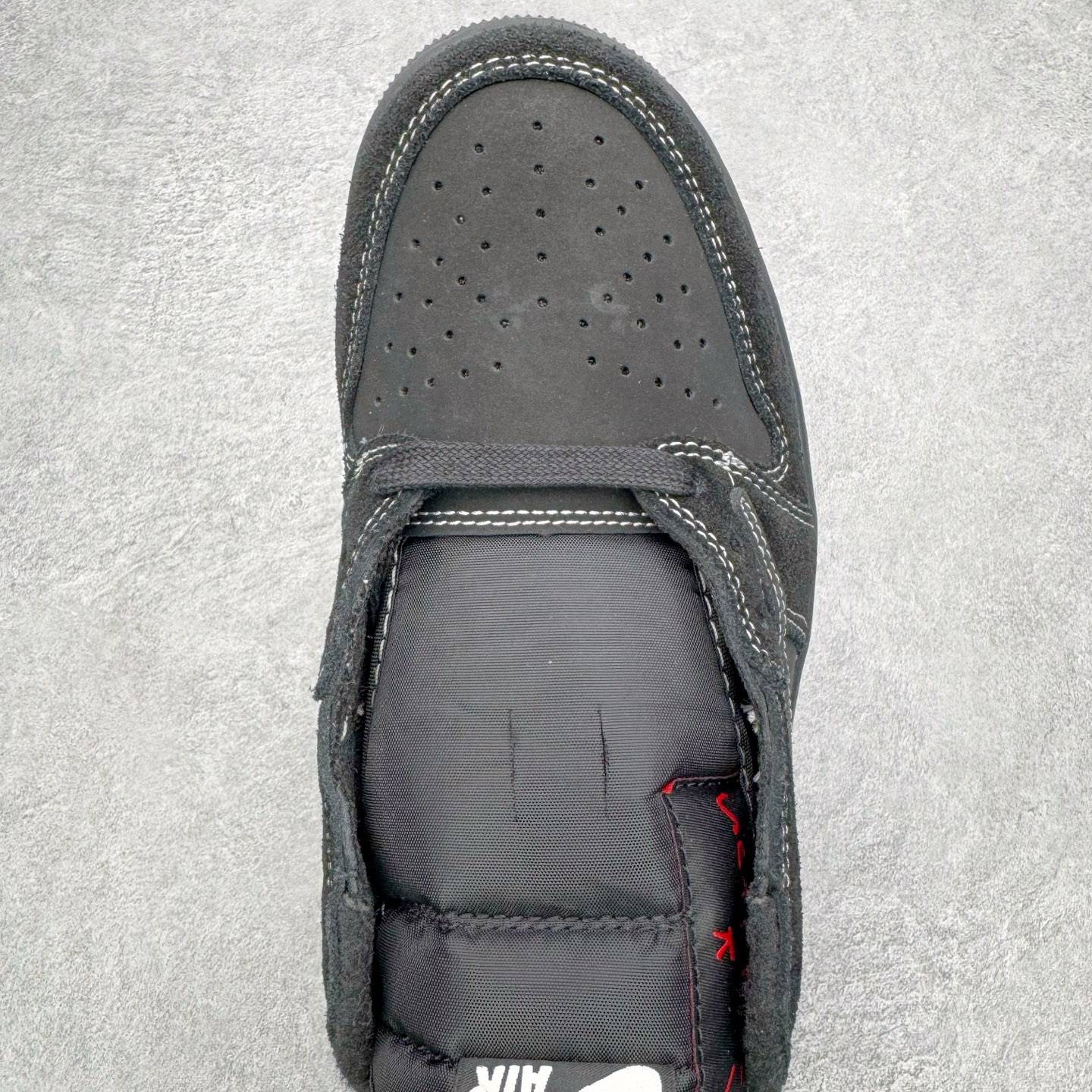 图片[4]-＃G版福利特价 Travis Scott x Air Jordan AJ1 Low OG TS联名黑武士倒钩4.0低帮 DM7866-001 毫无疑问市场中端王者 耗时半年巨作 全套原纸板楦头开发 确保原汁原味 完美呈现倒钩版型 原档案转印油墨一体 东莞原厂磨具大底 一码一磨具拒绝假半码 此版本只针对中端市场 皮料材质有所更替 其他数据细节工艺流程均保持一致 绝不口嗨 细节品控鞋型随意秒杀市面3XX 4XX 原盒原配 外盒透明胶套 内侧字体 工整带凹凸感 原厂拉帮工艺 针距密度一致 后跟弧度收口自然不对折 极致一眼正品既视感 进口玻璃冲刀皮料裁剪零毛边 承诺百分百一致原鞋 全鞋电脑针车工艺 进口港宝加持 后跟自然饱满 全鞋荧光划线卡点 追求极致完美 每一双都是工艺品 多重QC质检 超越公司货的品控标准 实实在在的免检产品 尺码：35.5 36 36.5 37.5 38 38.5 39 40 40.5 41 42 42.5 43 44 44.5 45 46 47.5-选品中心