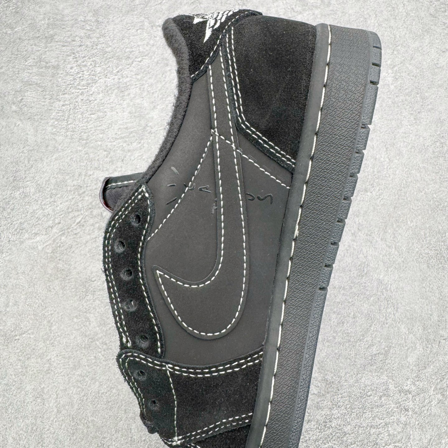 图片[7]-＃G版福利特价 Travis Scott x Air Jordan AJ1 Low OG TS联名黑武士倒钩4.0低帮 DM7866-001 毫无疑问市场中端王者 耗时半年巨作 全套原纸板楦头开发 确保原汁原味 完美呈现倒钩版型 原档案转印油墨一体 东莞原厂磨具大底 一码一磨具拒绝假半码 此版本只针对中端市场 皮料材质有所更替 其他数据细节工艺流程均保持一致 绝不口嗨 细节品控鞋型随意秒杀市面3XX 4XX 原盒原配 外盒透明胶套 内侧字体 工整带凹凸感 原厂拉帮工艺 针距密度一致 后跟弧度收口自然不对折 极致一眼正品既视感 进口玻璃冲刀皮料裁剪零毛边 承诺百分百一致原鞋 全鞋电脑针车工艺 进口港宝加持 后跟自然饱满 全鞋荧光划线卡点 追求极致完美 每一双都是工艺品 多重QC质检 超越公司货的品控标准 实实在在的免检产品 尺码：35.5 36 36.5 37.5 38 38.5 39 40 40.5 41 42 42.5 43 44 44.5 45 46 47.5-选品中心