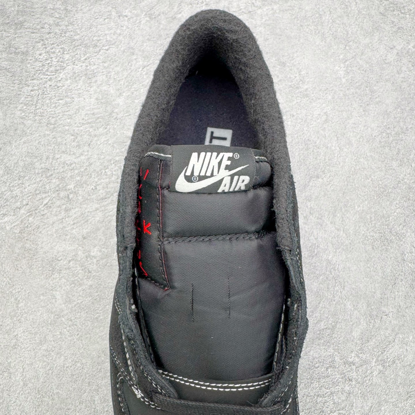 图片[5]-＃G版福利特价 Travis Scott x Air Jordan AJ1 Low OG TS联名黑武士倒钩4.0低帮 DM7866-001 毫无疑问市场中端王者 耗时半年巨作 全套原纸板楦头开发 确保原汁原味 完美呈现倒钩版型 原档案转印油墨一体 东莞原厂磨具大底 一码一磨具拒绝假半码 此版本只针对中端市场 皮料材质有所更替 其他数据细节工艺流程均保持一致 绝不口嗨 细节品控鞋型随意秒杀市面3XX 4XX 原盒原配 外盒透明胶套 内侧字体 工整带凹凸感 原厂拉帮工艺 针距密度一致 后跟弧度收口自然不对折 极致一眼正品既视感 进口玻璃冲刀皮料裁剪零毛边 承诺百分百一致原鞋 全鞋电脑针车工艺 进口港宝加持 后跟自然饱满 全鞋荧光划线卡点 追求极致完美 每一双都是工艺品 多重QC质检 超越公司货的品控标准 实实在在的免检产品 尺码：35.5 36 36.5 37.5 38 38.5 39 40 40.5 41 42 42.5 43 44 44.5 45 46 47.5-选品中心