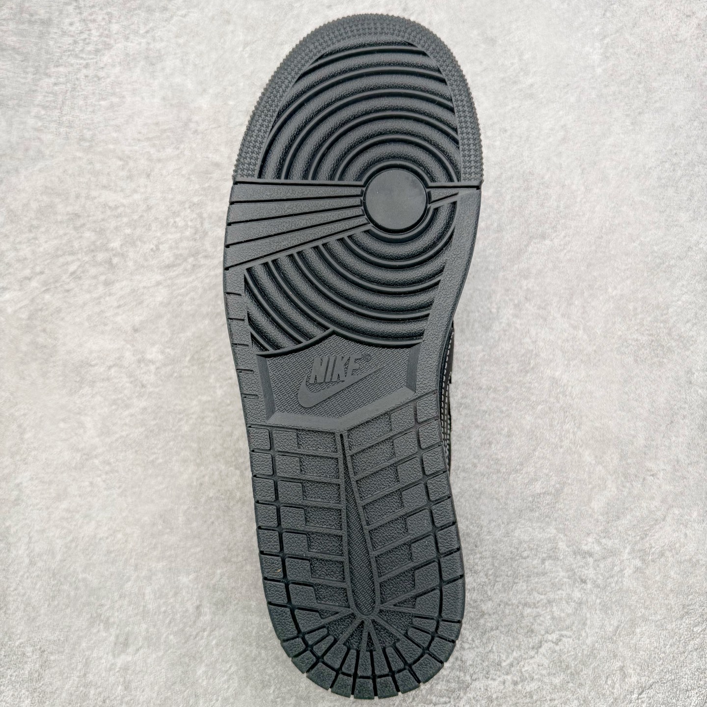 图片[9]-＃G版福利特价 Travis Scott x Air Jordan AJ1 Low OG TS联名黑武士倒钩4.0低帮 DM7866-001 毫无疑问市场中端王者 耗时半年巨作 全套原纸板楦头开发 确保原汁原味 完美呈现倒钩版型 原档案转印油墨一体 东莞原厂磨具大底 一码一磨具拒绝假半码 此版本只针对中端市场 皮料材质有所更替 其他数据细节工艺流程均保持一致 绝不口嗨 细节品控鞋型随意秒杀市面3XX 4XX 原盒原配 外盒透明胶套 内侧字体 工整带凹凸感 原厂拉帮工艺 针距密度一致 后跟弧度收口自然不对折 极致一眼正品既视感 进口玻璃冲刀皮料裁剪零毛边 承诺百分百一致原鞋 全鞋电脑针车工艺 进口港宝加持 后跟自然饱满 全鞋荧光划线卡点 追求极致完美 每一双都是工艺品 多重QC质检 超越公司货的品控标准 实实在在的免检产品 尺码：35.5 36 36.5 37.5 38 38.5 39 40 40.5 41 42 42.5 43 44 44.5 45 46 47.5-选品中心