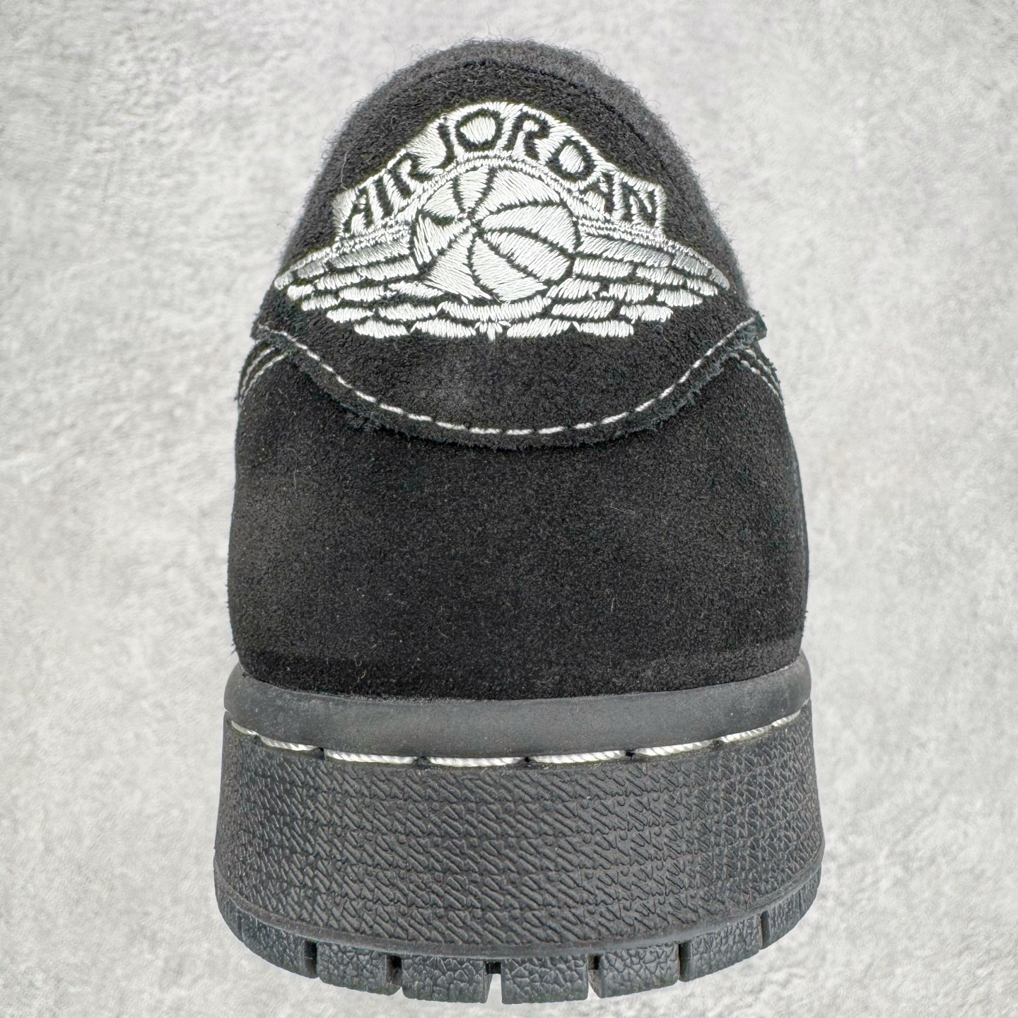 图片[8]-＃G版福利特价 Travis Scott x Air Jordan AJ1 Low OG TS联名黑武士倒钩4.0低帮 DM7866-001 毫无疑问市场中端王者 耗时半年巨作 全套原纸板楦头开发 确保原汁原味 完美呈现倒钩版型 原档案转印油墨一体 东莞原厂磨具大底 一码一磨具拒绝假半码 此版本只针对中端市场 皮料材质有所更替 其他数据细节工艺流程均保持一致 绝不口嗨 细节品控鞋型随意秒杀市面3XX 4XX 原盒原配 外盒透明胶套 内侧字体 工整带凹凸感 原厂拉帮工艺 针距密度一致 后跟弧度收口自然不对折 极致一眼正品既视感 进口玻璃冲刀皮料裁剪零毛边 承诺百分百一致原鞋 全鞋电脑针车工艺 进口港宝加持 后跟自然饱满 全鞋荧光划线卡点 追求极致完美 每一双都是工艺品 多重QC质检 超越公司货的品控标准 实实在在的免检产品 尺码：35.5 36 36.5 37.5 38 38.5 39 40 40.5 41 42 42.5 43 44 44.5 45 46 47.5-选品中心