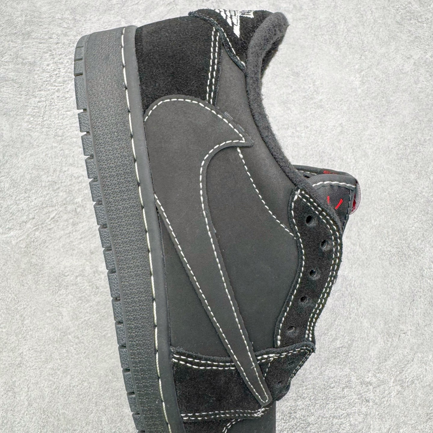 图片[6]-＃G版福利特价 Travis Scott x Air Jordan AJ1 Low OG TS联名黑武士倒钩4.0低帮 DM7866-001 毫无疑问市场中端王者 耗时半年巨作 全套原纸板楦头开发 确保原汁原味 完美呈现倒钩版型 原档案转印油墨一体 东莞原厂磨具大底 一码一磨具拒绝假半码 此版本只针对中端市场 皮料材质有所更替 其他数据细节工艺流程均保持一致 绝不口嗨 细节品控鞋型随意秒杀市面3XX 4XX 原盒原配 外盒透明胶套 内侧字体 工整带凹凸感 原厂拉帮工艺 针距密度一致 后跟弧度收口自然不对折 极致一眼正品既视感 进口玻璃冲刀皮料裁剪零毛边 承诺百分百一致原鞋 全鞋电脑针车工艺 进口港宝加持 后跟自然饱满 全鞋荧光划线卡点 追求极致完美 每一双都是工艺品 多重QC质检 超越公司货的品控标准 实实在在的免检产品 尺码：35.5 36 36.5 37.5 38 38.5 39 40 40.5 41 42 42.5 43 44 44.5 45 46 47.5-选品中心