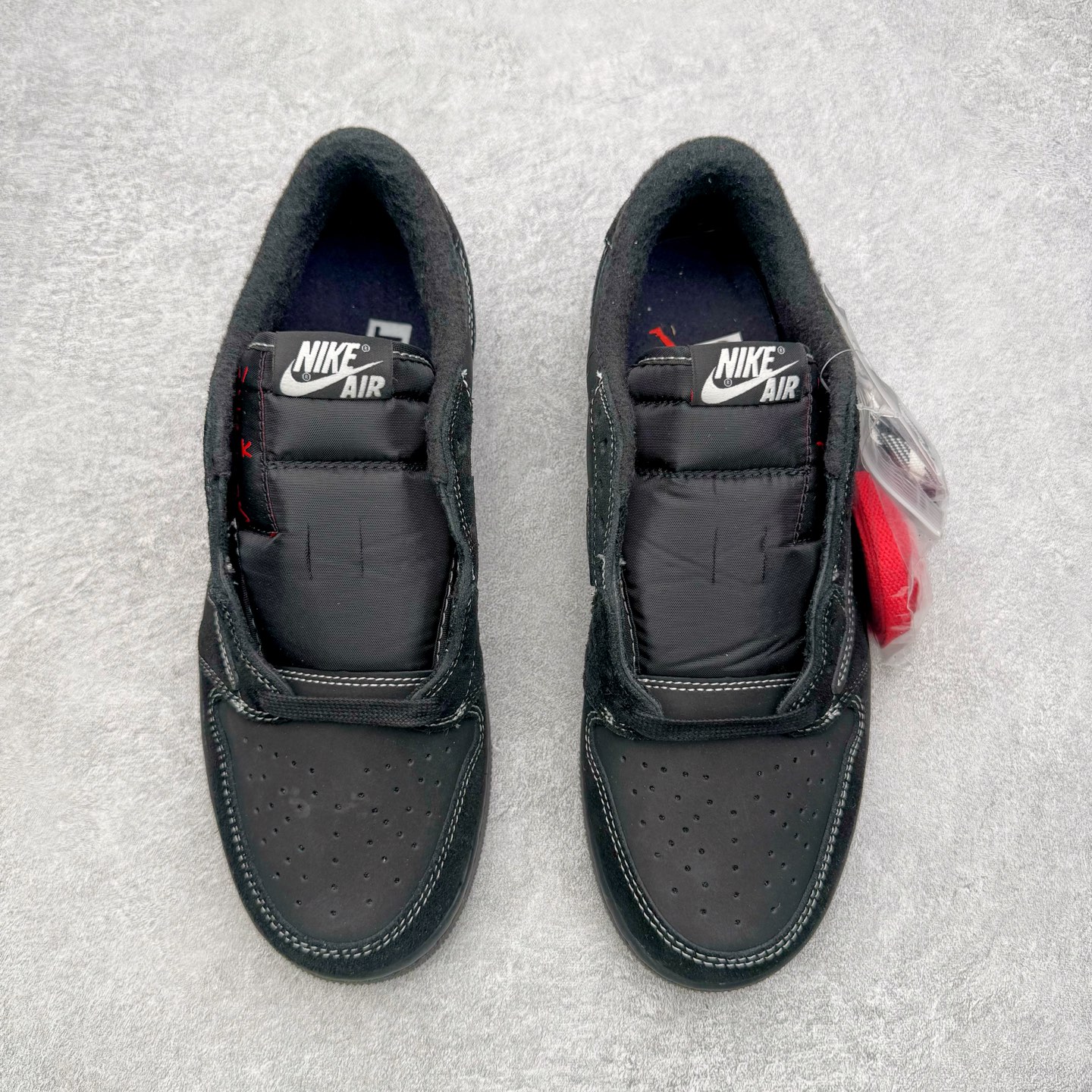 图片[2]-＃G版福利特价 Travis Scott x Air Jordan AJ1 Low OG TS联名黑武士倒钩4.0低帮 DM7866-001 毫无疑问市场中端王者 耗时半年巨作 全套原纸板楦头开发 确保原汁原味 完美呈现倒钩版型 原档案转印油墨一体 东莞原厂磨具大底 一码一磨具拒绝假半码 此版本只针对中端市场 皮料材质有所更替 其他数据细节工艺流程均保持一致 绝不口嗨 细节品控鞋型随意秒杀市面3XX 4XX 原盒原配 外盒透明胶套 内侧字体 工整带凹凸感 原厂拉帮工艺 针距密度一致 后跟弧度收口自然不对折 极致一眼正品既视感 进口玻璃冲刀皮料裁剪零毛边 承诺百分百一致原鞋 全鞋电脑针车工艺 进口港宝加持 后跟自然饱满 全鞋荧光划线卡点 追求极致完美 每一双都是工艺品 多重QC质检 超越公司货的品控标准 实实在在的免检产品 尺码：35.5 36 36.5 37.5 38 38.5 39 40 40.5 41 42 42.5 43 44 44.5 45 46 47.5-选品中心