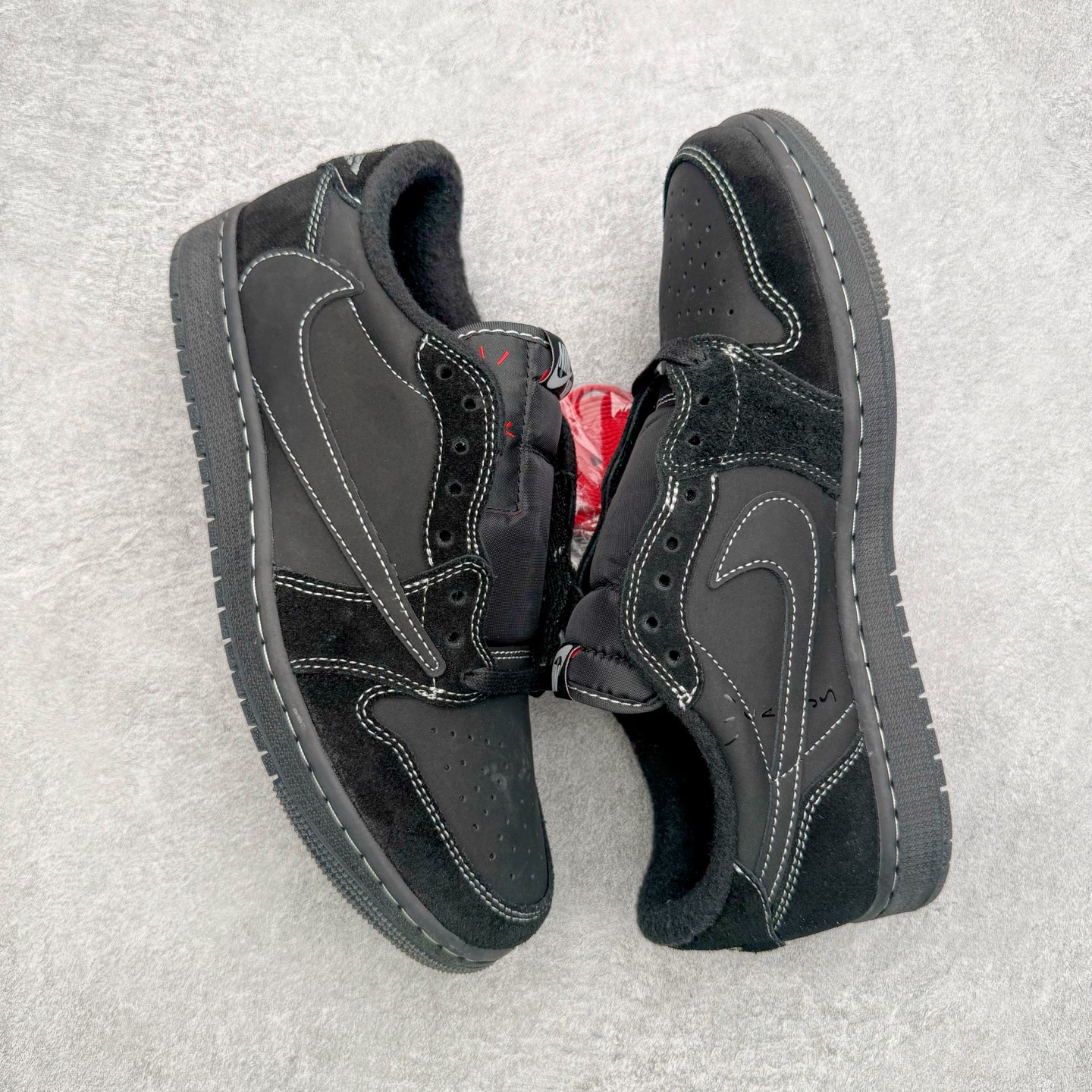 图片[3]-＃G版福利特价 Travis Scott x Air Jordan AJ1 Low OG TS联名黑武士倒钩4.0低帮 DM7866-001 毫无疑问市场中端王者 耗时半年巨作 全套原纸板楦头开发 确保原汁原味 完美呈现倒钩版型 原档案转印油墨一体 东莞原厂磨具大底 一码一磨具拒绝假半码 此版本只针对中端市场 皮料材质有所更替 其他数据细节工艺流程均保持一致 绝不口嗨 细节品控鞋型随意秒杀市面3XX 4XX 原盒原配 外盒透明胶套 内侧字体 工整带凹凸感 原厂拉帮工艺 针距密度一致 后跟弧度收口自然不对折 极致一眼正品既视感 进口玻璃冲刀皮料裁剪零毛边 承诺百分百一致原鞋 全鞋电脑针车工艺 进口港宝加持 后跟自然饱满 全鞋荧光划线卡点 追求极致完美 每一双都是工艺品 多重QC质检 超越公司货的品控标准 实实在在的免检产品 尺码：35.5 36 36.5 37.5 38 38.5 39 40 40.5 41 42 42.5 43 44 44.5 45 46 47.5-选品中心
