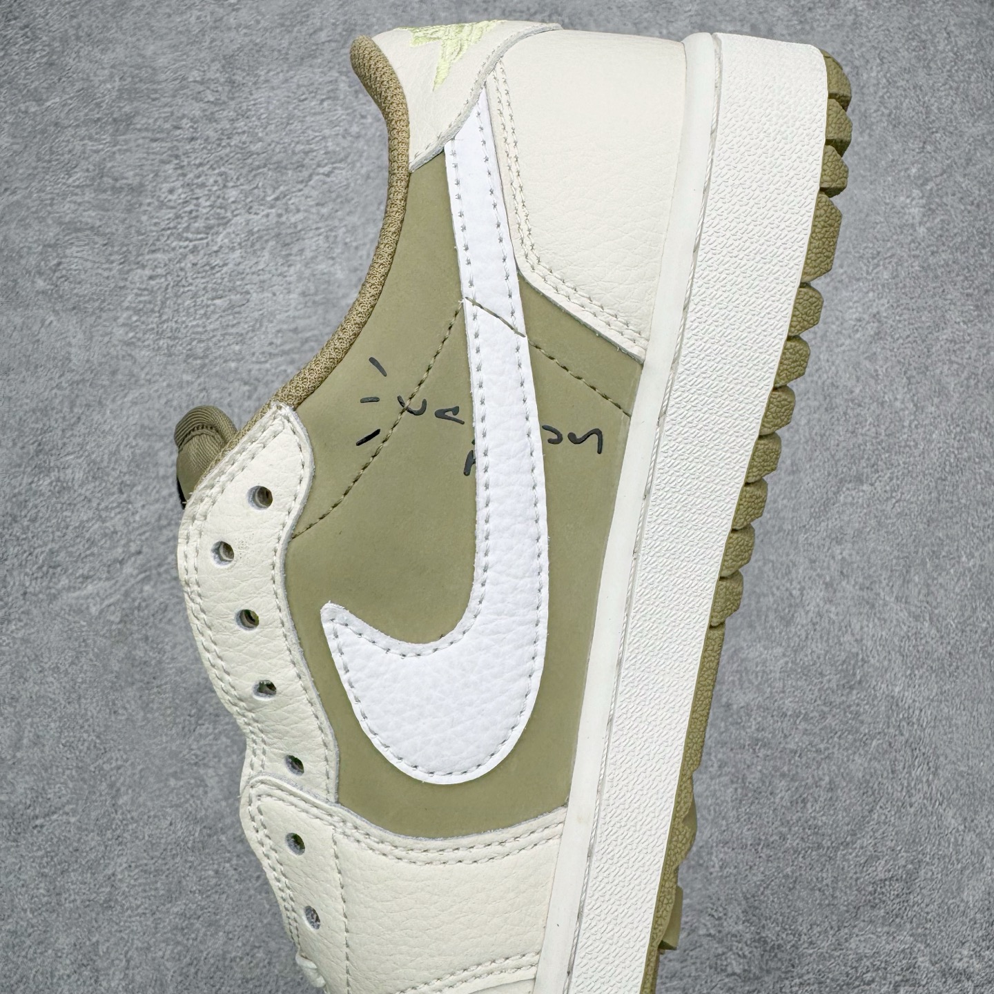 图片[7]-＃G版福利特价 Travis Scott x Air Jordan AJ1 Low Golf \\\”Olive\\\” TS联名倒钩6.0高尔夫低帮 橄榄绿 FZ3124-200 毫无疑问市场中端王者 耗时半年巨作 全套原纸板楦头开发 确保原汁原味 完美呈现倒钩版型 原档案转印油墨一体 东莞原厂磨具大底 一码一磨具拒绝假半码 此版本只针对中端市场 皮料材质有所更替 其他数据细节工艺流程均保持一致 绝不口嗨 细节品控鞋型随意秒杀市面3XX 4XX 原盒原配 外盒透明胶套 内侧字体 工整带凹凸感 原厂拉帮工艺 针距密度一致 后跟弧度收口自然不对折 极致一眼正品既视感 进口玻璃冲刀皮料裁剪零毛边 承诺百分百一致原鞋 全鞋电脑针车工艺 进口港宝加持 后跟自然饱满 全鞋荧光划线卡点 追求极致完美 每一双都是工艺品 多重QC质检 超越公司货的品控标准 实实在在的免检产品 尺码：35.5 36 36.5 37.5 38 38.5 39 40 40.5 41 42 42.5 43 44 44.5 45 46 47.5-选品中心