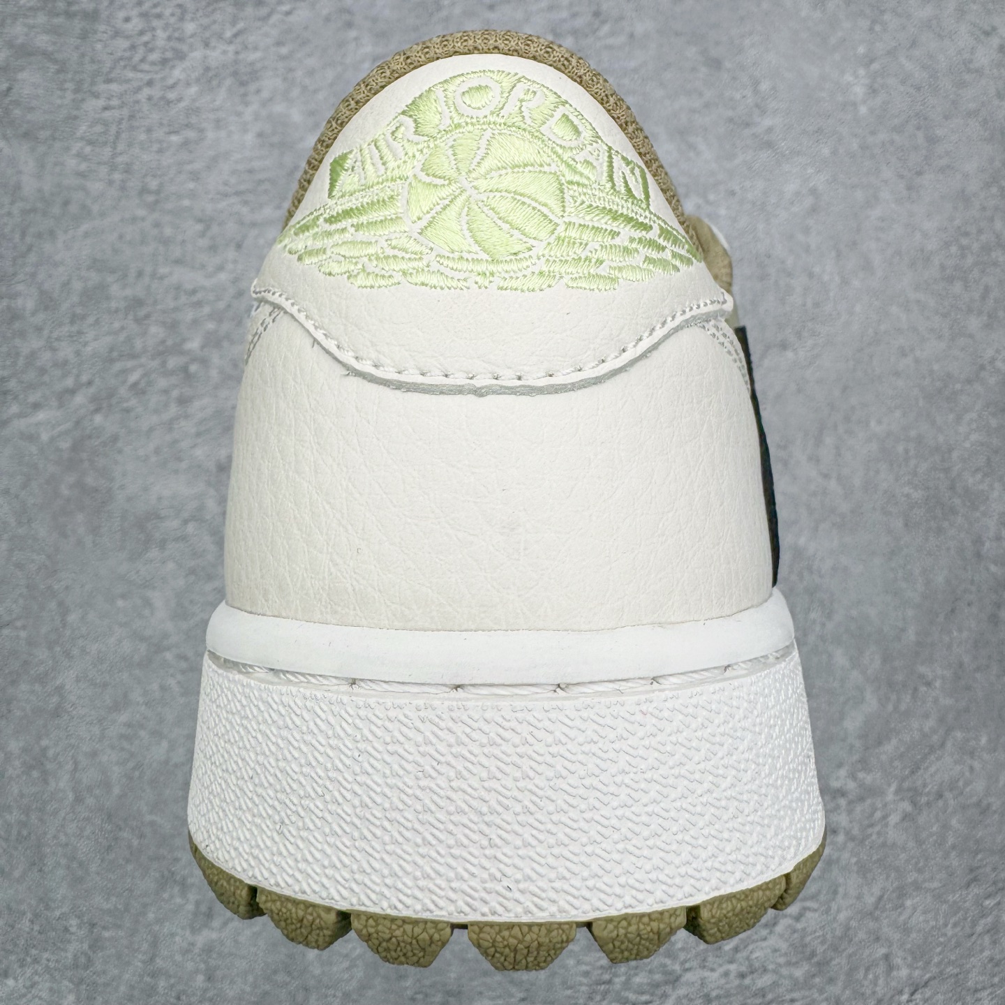 图片[8]-＃G版福利特价 Travis Scott x Air Jordan AJ1 Low Golf \\\”Olive\\\” TS联名倒钩6.0高尔夫低帮 橄榄绿 FZ3124-200 毫无疑问市场中端王者 耗时半年巨作 全套原纸板楦头开发 确保原汁原味 完美呈现倒钩版型 原档案转印油墨一体 东莞原厂磨具大底 一码一磨具拒绝假半码 此版本只针对中端市场 皮料材质有所更替 其他数据细节工艺流程均保持一致 绝不口嗨 细节品控鞋型随意秒杀市面3XX 4XX 原盒原配 外盒透明胶套 内侧字体 工整带凹凸感 原厂拉帮工艺 针距密度一致 后跟弧度收口自然不对折 极致一眼正品既视感 进口玻璃冲刀皮料裁剪零毛边 承诺百分百一致原鞋 全鞋电脑针车工艺 进口港宝加持 后跟自然饱满 全鞋荧光划线卡点 追求极致完美 每一双都是工艺品 多重QC质检 超越公司货的品控标准 实实在在的免检产品 尺码：35.5 36 36.5 37.5 38 38.5 39 40 40.5 41 42 42.5 43 44 44.5 45 46 47.5-选品中心