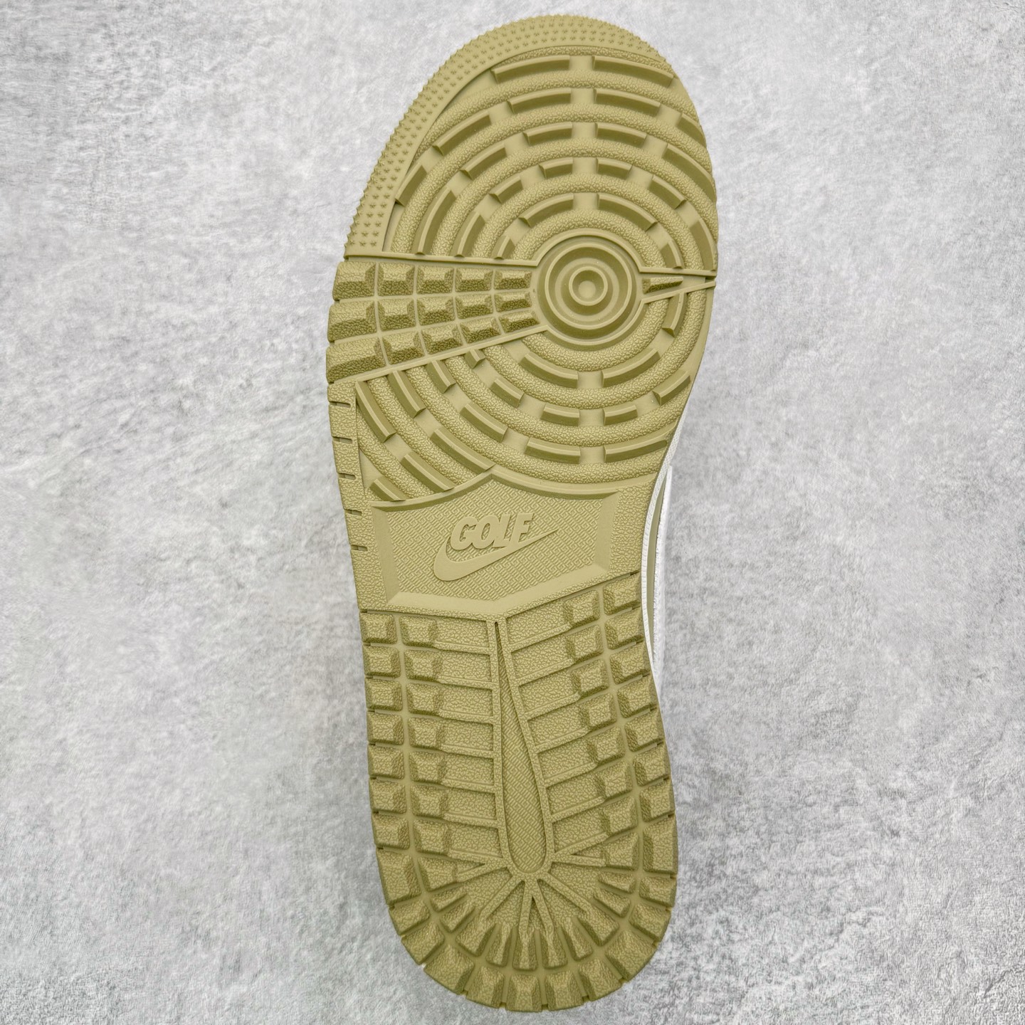 图片[9]-＃G版福利特价 Travis Scott x Air Jordan AJ1 Low Golf \\\”Olive\\\” TS联名倒钩6.0高尔夫低帮 橄榄绿 FZ3124-200 毫无疑问市场中端王者 耗时半年巨作 全套原纸板楦头开发 确保原汁原味 完美呈现倒钩版型 原档案转印油墨一体 东莞原厂磨具大底 一码一磨具拒绝假半码 此版本只针对中端市场 皮料材质有所更替 其他数据细节工艺流程均保持一致 绝不口嗨 细节品控鞋型随意秒杀市面3XX 4XX 原盒原配 外盒透明胶套 内侧字体 工整带凹凸感 原厂拉帮工艺 针距密度一致 后跟弧度收口自然不对折 极致一眼正品既视感 进口玻璃冲刀皮料裁剪零毛边 承诺百分百一致原鞋 全鞋电脑针车工艺 进口港宝加持 后跟自然饱满 全鞋荧光划线卡点 追求极致完美 每一双都是工艺品 多重QC质检 超越公司货的品控标准 实实在在的免检产品 尺码：35.5 36 36.5 37.5 38 38.5 39 40 40.5 41 42 42.5 43 44 44.5 45 46 47.5-选品中心