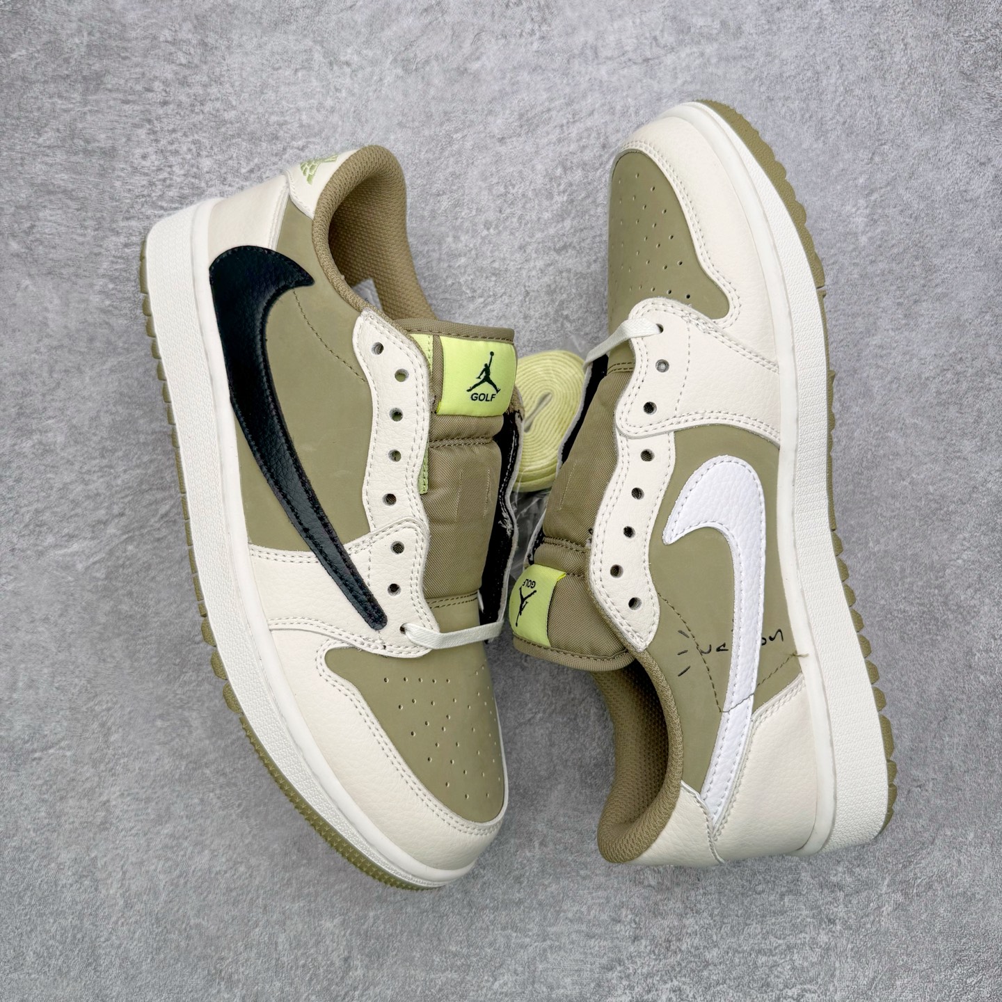 图片[3]-＃G版福利特价 Travis Scott x Air Jordan AJ1 Low Golf \\\”Olive\\\” TS联名倒钩6.0高尔夫低帮 橄榄绿 FZ3124-200 毫无疑问市场中端王者 耗时半年巨作 全套原纸板楦头开发 确保原汁原味 完美呈现倒钩版型 原档案转印油墨一体 东莞原厂磨具大底 一码一磨具拒绝假半码 此版本只针对中端市场 皮料材质有所更替 其他数据细节工艺流程均保持一致 绝不口嗨 细节品控鞋型随意秒杀市面3XX 4XX 原盒原配 外盒透明胶套 内侧字体 工整带凹凸感 原厂拉帮工艺 针距密度一致 后跟弧度收口自然不对折 极致一眼正品既视感 进口玻璃冲刀皮料裁剪零毛边 承诺百分百一致原鞋 全鞋电脑针车工艺 进口港宝加持 后跟自然饱满 全鞋荧光划线卡点 追求极致完美 每一双都是工艺品 多重QC质检 超越公司货的品控标准 实实在在的免检产品 尺码：35.5 36 36.5 37.5 38 38.5 39 40 40.5 41 42 42.5 43 44 44.5 45 46 47.5-选品中心