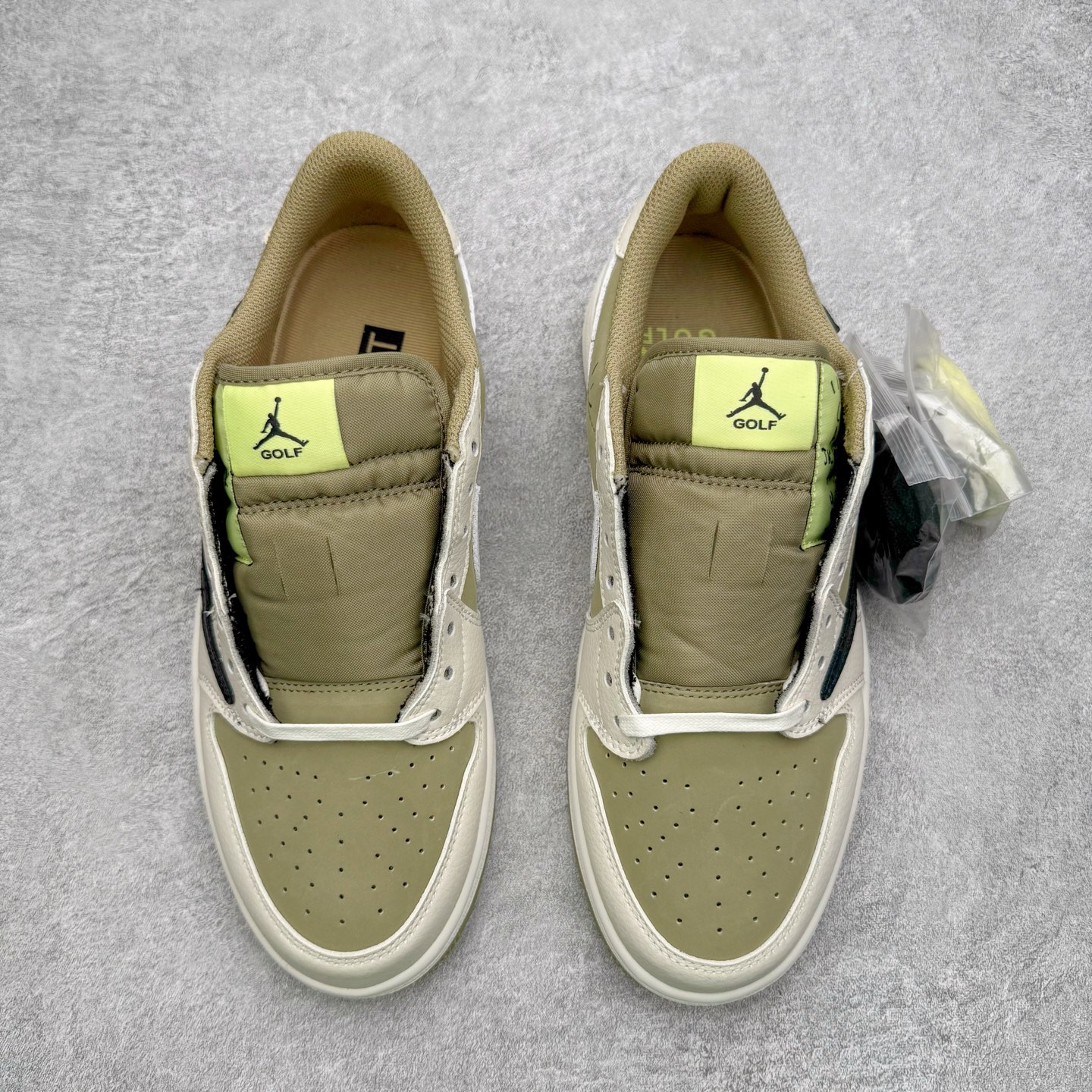 图片[2]-＃G版福利特价 Travis Scott x Air Jordan AJ1 Low Golf \\\”Olive\\\” TS联名倒钩6.0高尔夫低帮 橄榄绿 FZ3124-200 毫无疑问市场中端王者 耗时半年巨作 全套原纸板楦头开发 确保原汁原味 完美呈现倒钩版型 原档案转印油墨一体 东莞原厂磨具大底 一码一磨具拒绝假半码 此版本只针对中端市场 皮料材质有所更替 其他数据细节工艺流程均保持一致 绝不口嗨 细节品控鞋型随意秒杀市面3XX 4XX 原盒原配 外盒透明胶套 内侧字体 工整带凹凸感 原厂拉帮工艺 针距密度一致 后跟弧度收口自然不对折 极致一眼正品既视感 进口玻璃冲刀皮料裁剪零毛边 承诺百分百一致原鞋 全鞋电脑针车工艺 进口港宝加持 后跟自然饱满 全鞋荧光划线卡点 追求极致完美 每一双都是工艺品 多重QC质检 超越公司货的品控标准 实实在在的免检产品 尺码：35.5 36 36.5 37.5 38 38.5 39 40 40.5 41 42 42.5 43 44 44.5 45 46 47.5-选品中心