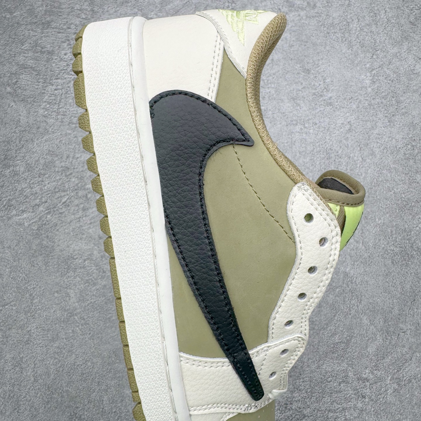 图片[6]-＃G版福利特价 Travis Scott x Air Jordan AJ1 Low Golf \\\”Olive\\\” TS联名倒钩6.0高尔夫低帮 橄榄绿 FZ3124-200 毫无疑问市场中端王者 耗时半年巨作 全套原纸板楦头开发 确保原汁原味 完美呈现倒钩版型 原档案转印油墨一体 东莞原厂磨具大底 一码一磨具拒绝假半码 此版本只针对中端市场 皮料材质有所更替 其他数据细节工艺流程均保持一致 绝不口嗨 细节品控鞋型随意秒杀市面3XX 4XX 原盒原配 外盒透明胶套 内侧字体 工整带凹凸感 原厂拉帮工艺 针距密度一致 后跟弧度收口自然不对折 极致一眼正品既视感 进口玻璃冲刀皮料裁剪零毛边 承诺百分百一致原鞋 全鞋电脑针车工艺 进口港宝加持 后跟自然饱满 全鞋荧光划线卡点 追求极致完美 每一双都是工艺品 多重QC质检 超越公司货的品控标准 实实在在的免检产品 尺码：35.5 36 36.5 37.5 38 38.5 39 40 40.5 41 42 42.5 43 44 44.5 45 46 47.5-选品中心