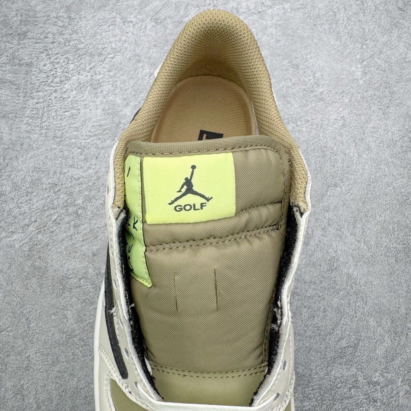 图片[5]-＃G版福利特价 Travis Scott x Air Jordan AJ1 Low Golf \\\”Olive\\\” TS联名倒钩6.0高尔夫低帮 橄榄绿 FZ3124-200 毫无疑问市场中端王者 耗时半年巨作 全套原纸板楦头开发 确保原汁原味 完美呈现倒钩版型 原档案转印油墨一体 东莞原厂磨具大底 一码一磨具拒绝假半码 此版本只针对中端市场 皮料材质有所更替 其他数据细节工艺流程均保持一致 绝不口嗨 细节品控鞋型随意秒杀市面3XX 4XX 原盒原配 外盒透明胶套 内侧字体 工整带凹凸感 原厂拉帮工艺 针距密度一致 后跟弧度收口自然不对折 极致一眼正品既视感 进口玻璃冲刀皮料裁剪零毛边 承诺百分百一致原鞋 全鞋电脑针车工艺 进口港宝加持 后跟自然饱满 全鞋荧光划线卡点 追求极致完美 每一双都是工艺品 多重QC质检 超越公司货的品控标准 实实在在的免检产品 尺码：35.5 36 36.5 37.5 38 38.5 39 40 40.5 41 42 42.5 43 44 44.5 45 46 47.5-选品中心