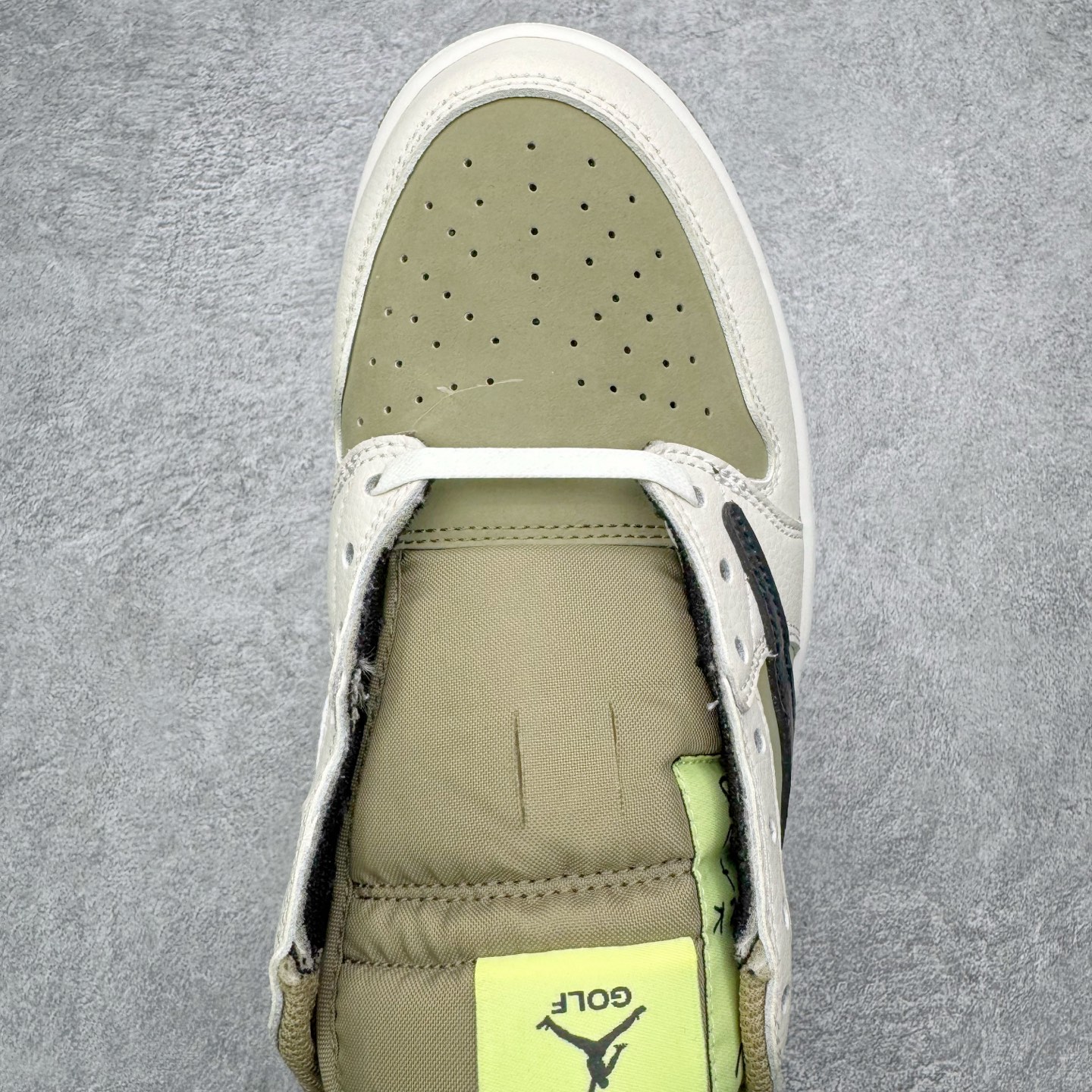 图片[4]-＃G版福利特价 Travis Scott x Air Jordan AJ1 Low Golf \\\”Olive\\\” TS联名倒钩6.0高尔夫低帮 橄榄绿 FZ3124-200 毫无疑问市场中端王者 耗时半年巨作 全套原纸板楦头开发 确保原汁原味 完美呈现倒钩版型 原档案转印油墨一体 东莞原厂磨具大底 一码一磨具拒绝假半码 此版本只针对中端市场 皮料材质有所更替 其他数据细节工艺流程均保持一致 绝不口嗨 细节品控鞋型随意秒杀市面3XX 4XX 原盒原配 外盒透明胶套 内侧字体 工整带凹凸感 原厂拉帮工艺 针距密度一致 后跟弧度收口自然不对折 极致一眼正品既视感 进口玻璃冲刀皮料裁剪零毛边 承诺百分百一致原鞋 全鞋电脑针车工艺 进口港宝加持 后跟自然饱满 全鞋荧光划线卡点 追求极致完美 每一双都是工艺品 多重QC质检 超越公司货的品控标准 实实在在的免检产品 尺码：35.5 36 36.5 37.5 38 38.5 39 40 40.5 41 42 42.5 43 44 44.5 45 46 47.5-选品中心