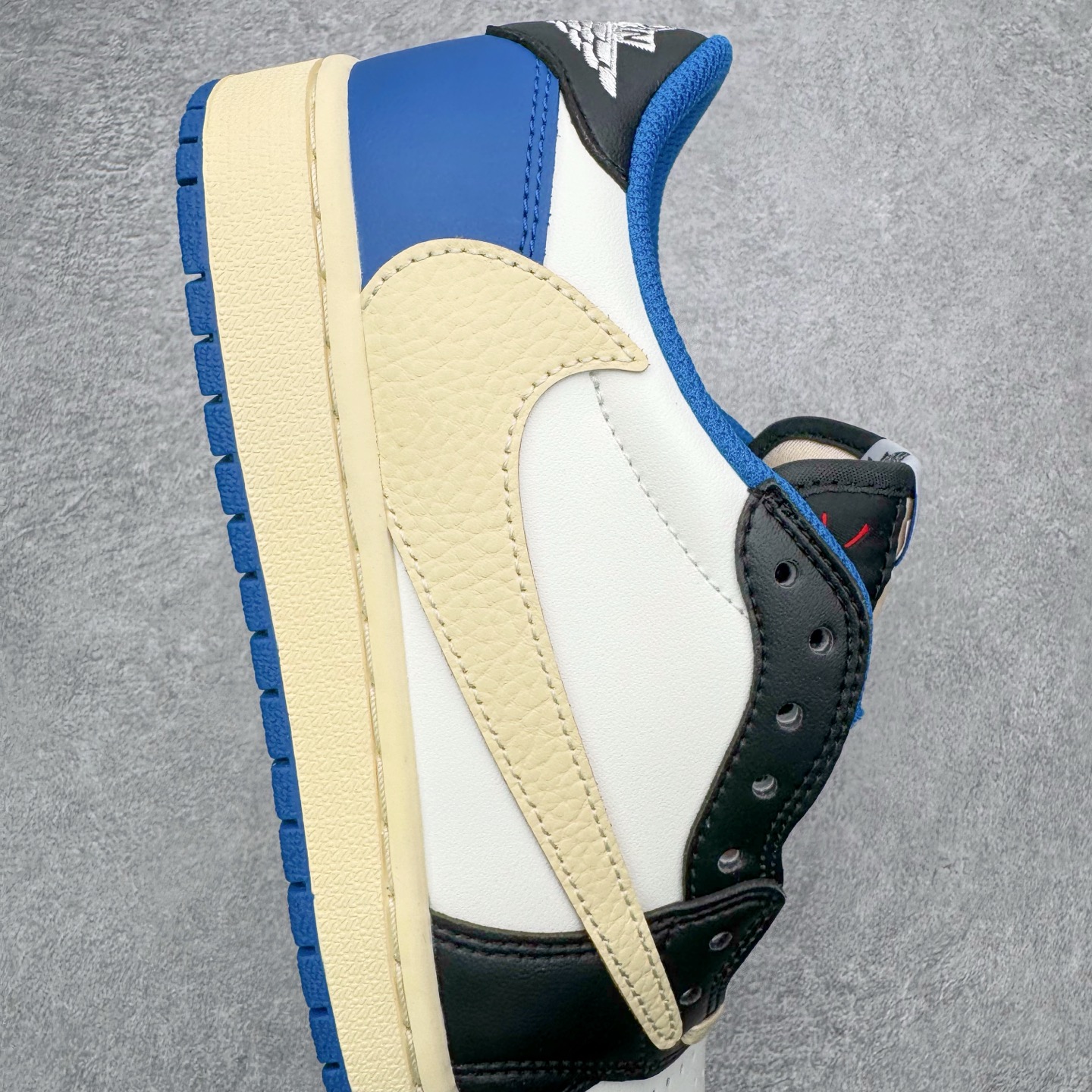 图片[6]-＃G版福利特价 Travis Scott x Fragment x Air Jordan AJ1 Low OG SP 三方联名闪电倒钩低帮 DM7866-140 毫无疑问市场中端王者 耗时半年巨作 全套原纸板楦头开发 确保原汁原味 完美呈现倒钩版型 原档案转印油墨一体 东莞原厂磨具大底 一码一磨具拒绝假半码 此版本只针对中端市场 皮料材质有所更替 其他数据细节工艺流程均保持一致 绝不口嗨 细节品控鞋型随意秒杀市面3XX 4XX 原盒原配 外盒透明胶套 内侧字体 工整带凹凸感 原厂拉帮工艺 针距密度一致 后跟弧度收口自然不对折 极致一眼正品既视感 进口玻璃冲刀皮料裁剪零毛边 承诺百分百一致原鞋 全鞋电脑针车工艺 进口港宝加持 后跟自然饱满 全鞋荧光划线卡点 追求极致完美 每一双都是工艺品 多重QC质检 超越公司货的品控标准 实实在在的免检产品 尺码：35.5 36 36.5 37.5 38 38.5 39 40 40.5 41 42 42.5 43 44 44.5 45 46 47.5-选品中心