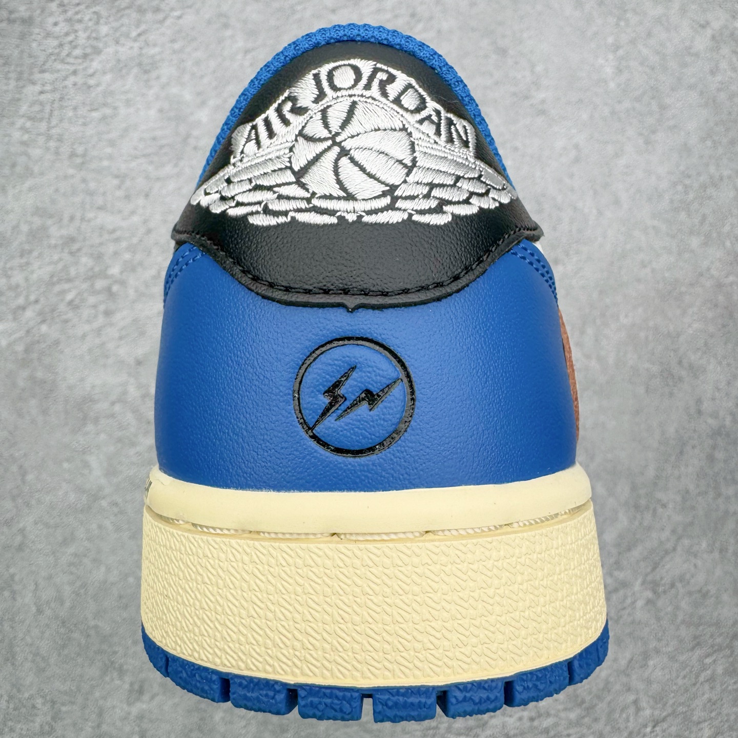 图片[8]-＃G版福利特价 Travis Scott x Fragment x Air Jordan AJ1 Low OG SP 三方联名闪电倒钩低帮 DM7866-140 毫无疑问市场中端王者 耗时半年巨作 全套原纸板楦头开发 确保原汁原味 完美呈现倒钩版型 原档案转印油墨一体 东莞原厂磨具大底 一码一磨具拒绝假半码 此版本只针对中端市场 皮料材质有所更替 其他数据细节工艺流程均保持一致 绝不口嗨 细节品控鞋型随意秒杀市面3XX 4XX 原盒原配 外盒透明胶套 内侧字体 工整带凹凸感 原厂拉帮工艺 针距密度一致 后跟弧度收口自然不对折 极致一眼正品既视感 进口玻璃冲刀皮料裁剪零毛边 承诺百分百一致原鞋 全鞋电脑针车工艺 进口港宝加持 后跟自然饱满 全鞋荧光划线卡点 追求极致完美 每一双都是工艺品 多重QC质检 超越公司货的品控标准 实实在在的免检产品 尺码：35.5 36 36.5 37.5 38 38.5 39 40 40.5 41 42 42.5 43 44 44.5 45 46 47.5-选品中心