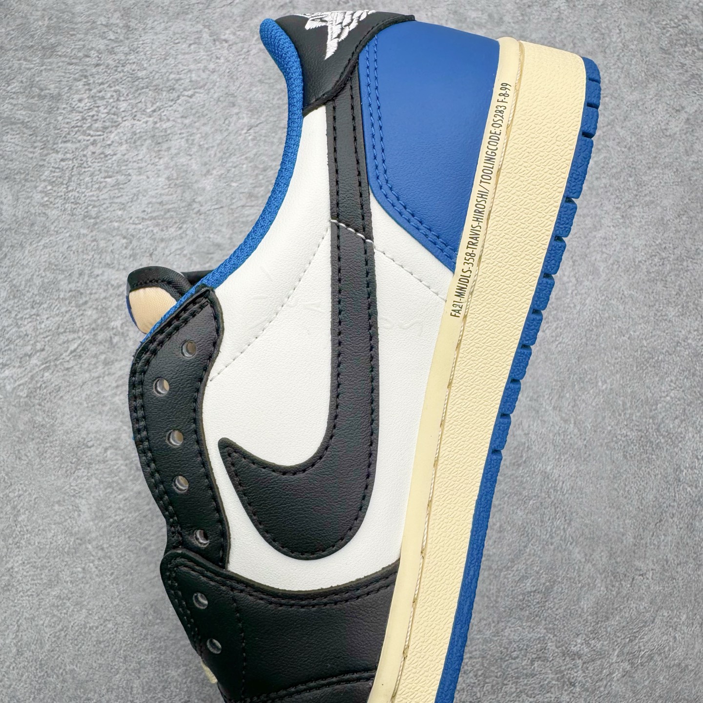 图片[7]-＃G版福利特价 Travis Scott x Fragment x Air Jordan AJ1 Low OG SP 三方联名闪电倒钩低帮 DM7866-140 毫无疑问市场中端王者 耗时半年巨作 全套原纸板楦头开发 确保原汁原味 完美呈现倒钩版型 原档案转印油墨一体 东莞原厂磨具大底 一码一磨具拒绝假半码 此版本只针对中端市场 皮料材质有所更替 其他数据细节工艺流程均保持一致 绝不口嗨 细节品控鞋型随意秒杀市面3XX 4XX 原盒原配 外盒透明胶套 内侧字体 工整带凹凸感 原厂拉帮工艺 针距密度一致 后跟弧度收口自然不对折 极致一眼正品既视感 进口玻璃冲刀皮料裁剪零毛边 承诺百分百一致原鞋 全鞋电脑针车工艺 进口港宝加持 后跟自然饱满 全鞋荧光划线卡点 追求极致完美 每一双都是工艺品 多重QC质检 超越公司货的品控标准 实实在在的免检产品 尺码：35.5 36 36.5 37.5 38 38.5 39 40 40.5 41 42 42.5 43 44 44.5 45 46 47.5-选品中心