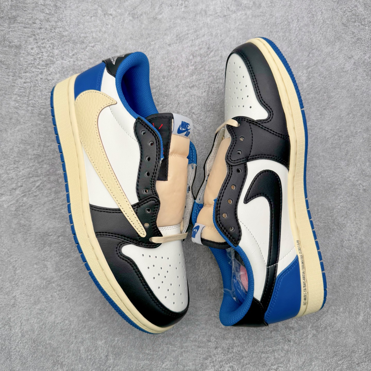 图片[3]-＃G版福利特价 Travis Scott x Fragment x Air Jordan AJ1 Low OG SP 三方联名闪电倒钩低帮 DM7866-140 毫无疑问市场中端王者 耗时半年巨作 全套原纸板楦头开发 确保原汁原味 完美呈现倒钩版型 原档案转印油墨一体 东莞原厂磨具大底 一码一磨具拒绝假半码 此版本只针对中端市场 皮料材质有所更替 其他数据细节工艺流程均保持一致 绝不口嗨 细节品控鞋型随意秒杀市面3XX 4XX 原盒原配 外盒透明胶套 内侧字体 工整带凹凸感 原厂拉帮工艺 针距密度一致 后跟弧度收口自然不对折 极致一眼正品既视感 进口玻璃冲刀皮料裁剪零毛边 承诺百分百一致原鞋 全鞋电脑针车工艺 进口港宝加持 后跟自然饱满 全鞋荧光划线卡点 追求极致完美 每一双都是工艺品 多重QC质检 超越公司货的品控标准 实实在在的免检产品 尺码：35.5 36 36.5 37.5 38 38.5 39 40 40.5 41 42 42.5 43 44 44.5 45 46 47.5-选品中心