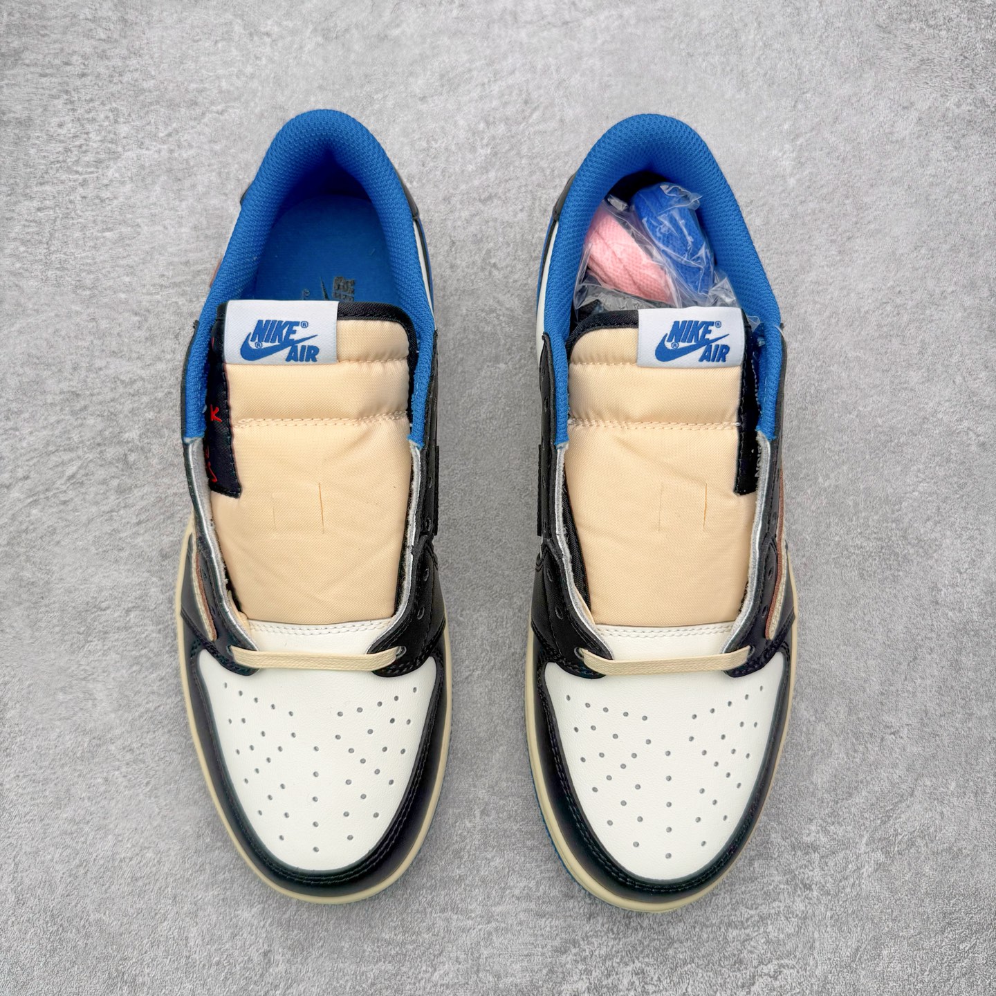 图片[2]-＃G版福利特价 Travis Scott x Fragment x Air Jordan AJ1 Low OG SP 三方联名闪电倒钩低帮 DM7866-140 毫无疑问市场中端王者 耗时半年巨作 全套原纸板楦头开发 确保原汁原味 完美呈现倒钩版型 原档案转印油墨一体 东莞原厂磨具大底 一码一磨具拒绝假半码 此版本只针对中端市场 皮料材质有所更替 其他数据细节工艺流程均保持一致 绝不口嗨 细节品控鞋型随意秒杀市面3XX 4XX 原盒原配 外盒透明胶套 内侧字体 工整带凹凸感 原厂拉帮工艺 针距密度一致 后跟弧度收口自然不对折 极致一眼正品既视感 进口玻璃冲刀皮料裁剪零毛边 承诺百分百一致原鞋 全鞋电脑针车工艺 进口港宝加持 后跟自然饱满 全鞋荧光划线卡点 追求极致完美 每一双都是工艺品 多重QC质检 超越公司货的品控标准 实实在在的免检产品 尺码：35.5 36 36.5 37.5 38 38.5 39 40 40.5 41 42 42.5 43 44 44.5 45 46 47.5-选品中心