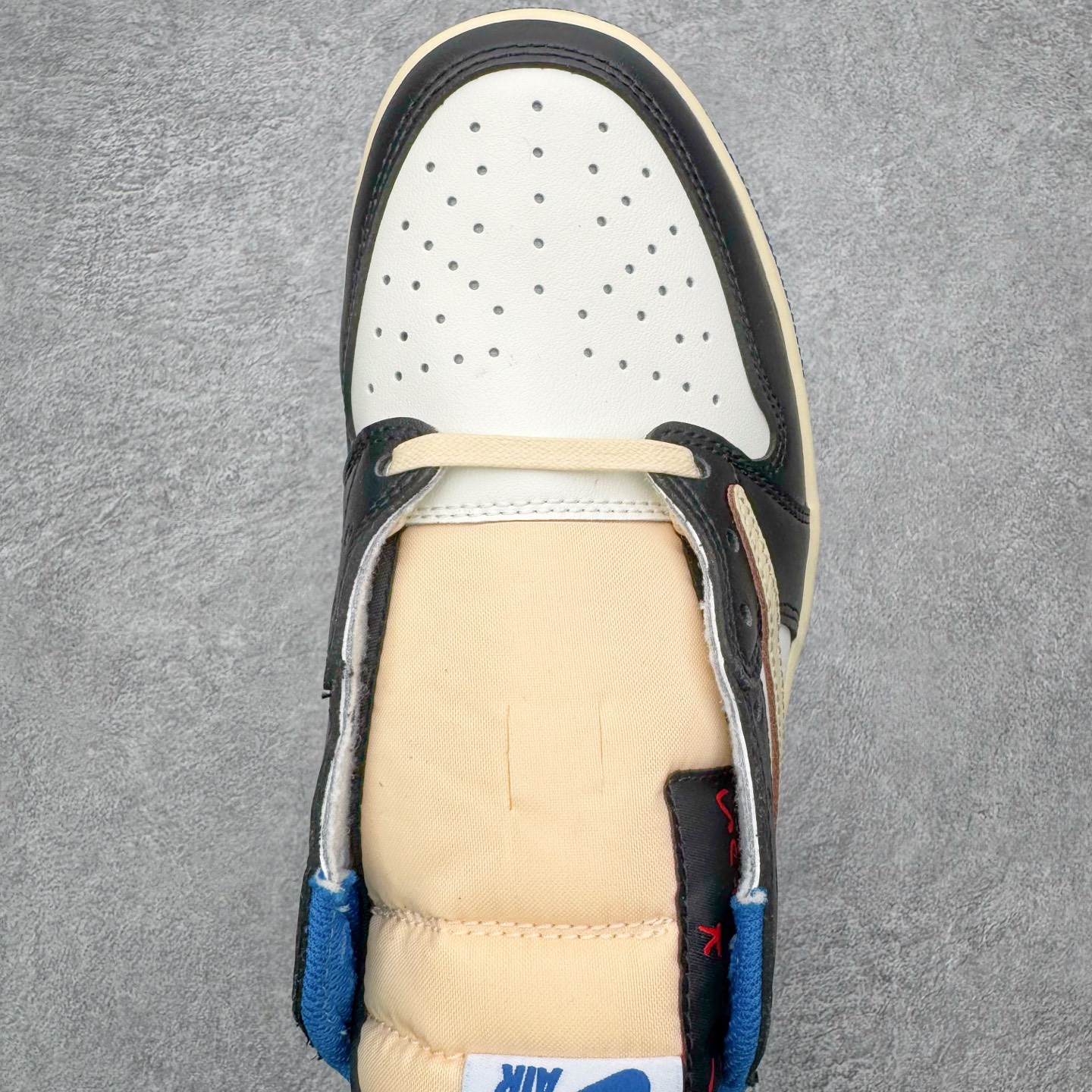 图片[4]-＃G版福利特价 Travis Scott x Fragment x Air Jordan AJ1 Low OG SP 三方联名闪电倒钩低帮 DM7866-140 毫无疑问市场中端王者 耗时半年巨作 全套原纸板楦头开发 确保原汁原味 完美呈现倒钩版型 原档案转印油墨一体 东莞原厂磨具大底 一码一磨具拒绝假半码 此版本只针对中端市场 皮料材质有所更替 其他数据细节工艺流程均保持一致 绝不口嗨 细节品控鞋型随意秒杀市面3XX 4XX 原盒原配 外盒透明胶套 内侧字体 工整带凹凸感 原厂拉帮工艺 针距密度一致 后跟弧度收口自然不对折 极致一眼正品既视感 进口玻璃冲刀皮料裁剪零毛边 承诺百分百一致原鞋 全鞋电脑针车工艺 进口港宝加持 后跟自然饱满 全鞋荧光划线卡点 追求极致完美 每一双都是工艺品 多重QC质检 超越公司货的品控标准 实实在在的免检产品 尺码：35.5 36 36.5 37.5 38 38.5 39 40 40.5 41 42 42.5 43 44 44.5 45 46 47.5-选品中心