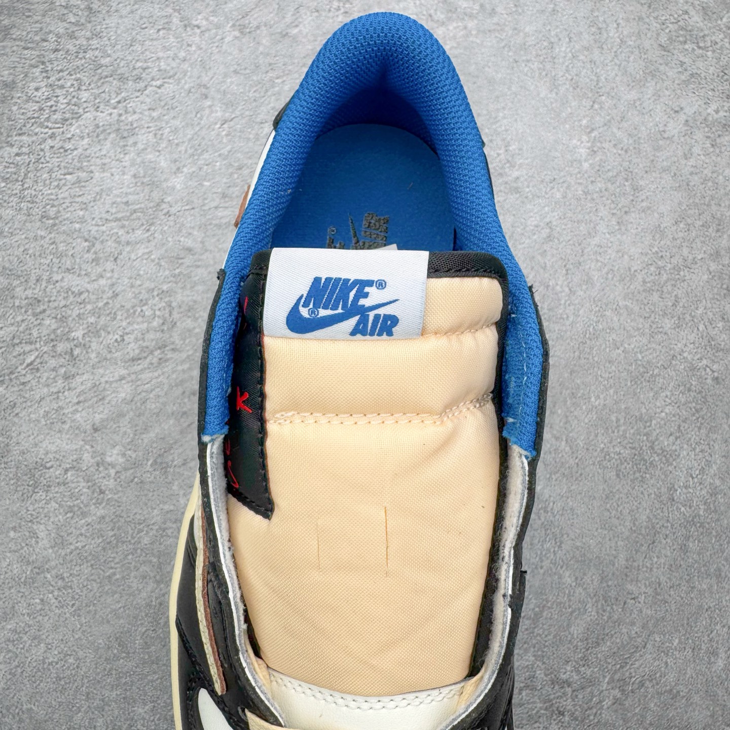 图片[5]-＃G版福利特价 Travis Scott x Fragment x Air Jordan AJ1 Low OG SP 三方联名闪电倒钩低帮 DM7866-140 毫无疑问市场中端王者 耗时半年巨作 全套原纸板楦头开发 确保原汁原味 完美呈现倒钩版型 原档案转印油墨一体 东莞原厂磨具大底 一码一磨具拒绝假半码 此版本只针对中端市场 皮料材质有所更替 其他数据细节工艺流程均保持一致 绝不口嗨 细节品控鞋型随意秒杀市面3XX 4XX 原盒原配 外盒透明胶套 内侧字体 工整带凹凸感 原厂拉帮工艺 针距密度一致 后跟弧度收口自然不对折 极致一眼正品既视感 进口玻璃冲刀皮料裁剪零毛边 承诺百分百一致原鞋 全鞋电脑针车工艺 进口港宝加持 后跟自然饱满 全鞋荧光划线卡点 追求极致完美 每一双都是工艺品 多重QC质检 超越公司货的品控标准 实实在在的免检产品 尺码：35.5 36 36.5 37.5 38 38.5 39 40 40.5 41 42 42.5 43 44 44.5 45 46 47.5-选品中心