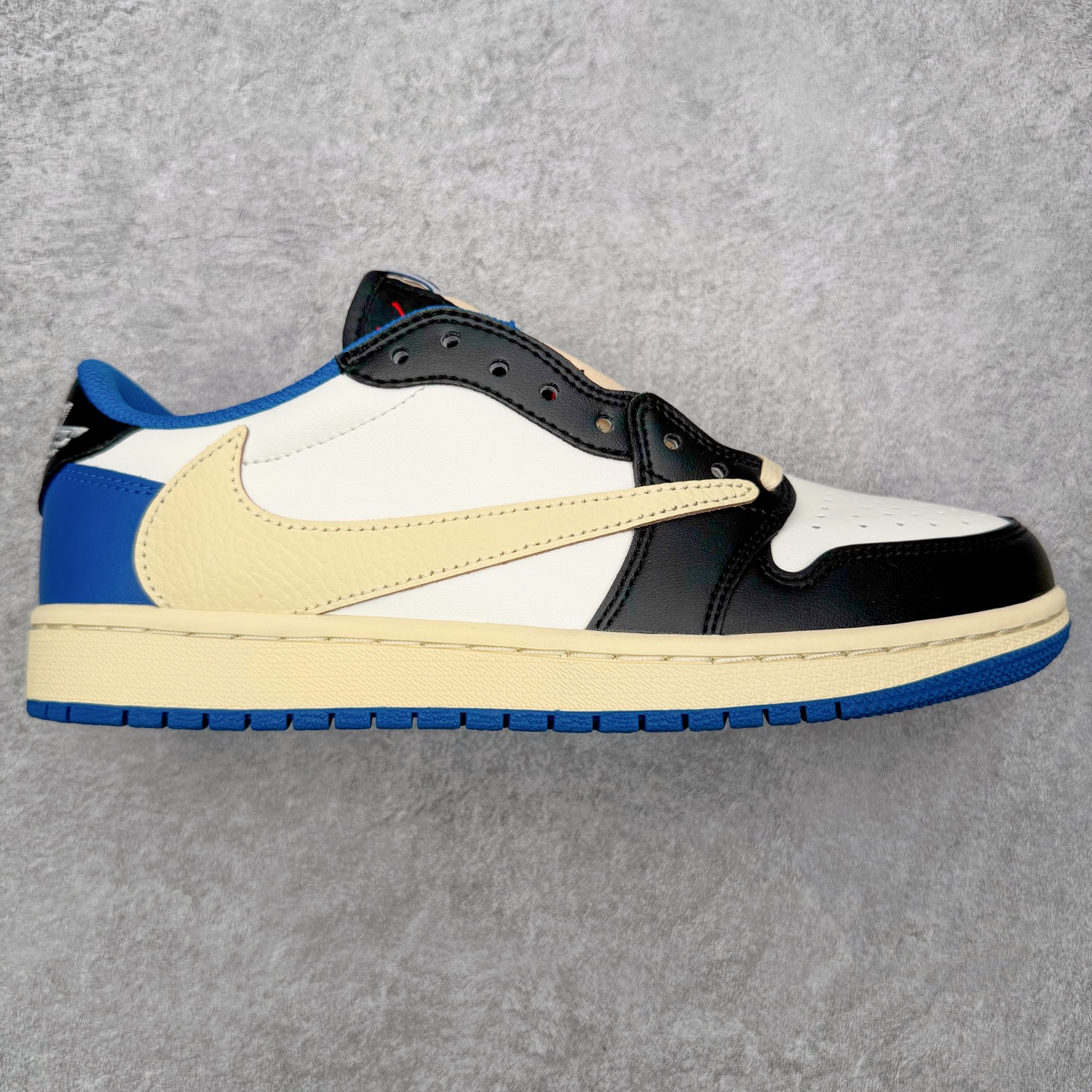 ＃G版福利特价 Travis Scott x Fragment x Air Jordan AJ1 Low OG SP 三方联名闪电倒钩低帮 DM7866-140 毫无疑问市场中端王者 耗时半年巨作 全套原纸板楦头开发 确保原汁原味 完美呈现倒钩版型 原档案转印油墨一体 东莞原厂磨具大底 一码一磨具拒绝假半码 此版本只针对中端市场 皮料材质有所更替 其他数据细节工艺流程均保持一致 绝不口嗨 细节品控鞋型随意秒杀市面3XX 4XX 原盒原配 外盒透明胶套 内侧字体 工整带凹凸感 原厂拉帮工艺 针距密度一致 后跟弧度收口自然不对折 极致一眼正品既视感 进口玻璃冲刀皮料裁剪零毛边 承诺百分百一致原鞋 全鞋电脑针车工艺 进口港宝加持 后跟自然饱满 全鞋荧光划线卡点 追求极致完美 每一双都是工艺品 多重QC质检 超越公司货的品控标准 实实在在的免检产品 尺码：35.5 36 36.5 37.5 38 38.5 39 40 40.5 41 42 42.5 43 44 44.5 45 46 47.5-选品中心