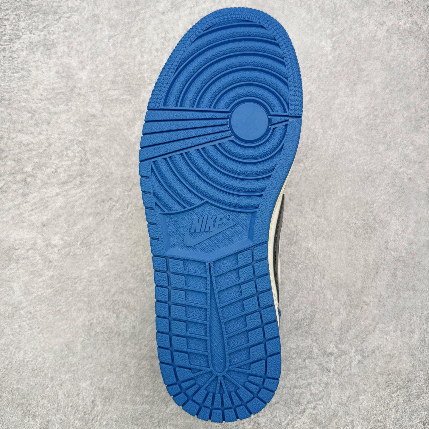 图片[9]-＃G版福利特价 Travis Scott x Fragment x Air Jordan AJ1 Low OG SP 三方联名闪电倒钩低帮 DM7866-140 毫无疑问市场中端王者 耗时半年巨作 全套原纸板楦头开发 确保原汁原味 完美呈现倒钩版型 原档案转印油墨一体 东莞原厂磨具大底 一码一磨具拒绝假半码 此版本只针对中端市场 皮料材质有所更替 其他数据细节工艺流程均保持一致 绝不口嗨 细节品控鞋型随意秒杀市面3XX 4XX 原盒原配 外盒透明胶套 内侧字体 工整带凹凸感 原厂拉帮工艺 针距密度一致 后跟弧度收口自然不对折 极致一眼正品既视感 进口玻璃冲刀皮料裁剪零毛边 承诺百分百一致原鞋 全鞋电脑针车工艺 进口港宝加持 后跟自然饱满 全鞋荧光划线卡点 追求极致完美 每一双都是工艺品 多重QC质检 超越公司货的品控标准 实实在在的免检产品 尺码：35.5 36 36.5 37.5 38 38.5 39 40 40.5 41 42 42.5 43 44 44.5 45 46 47.5-选品中心