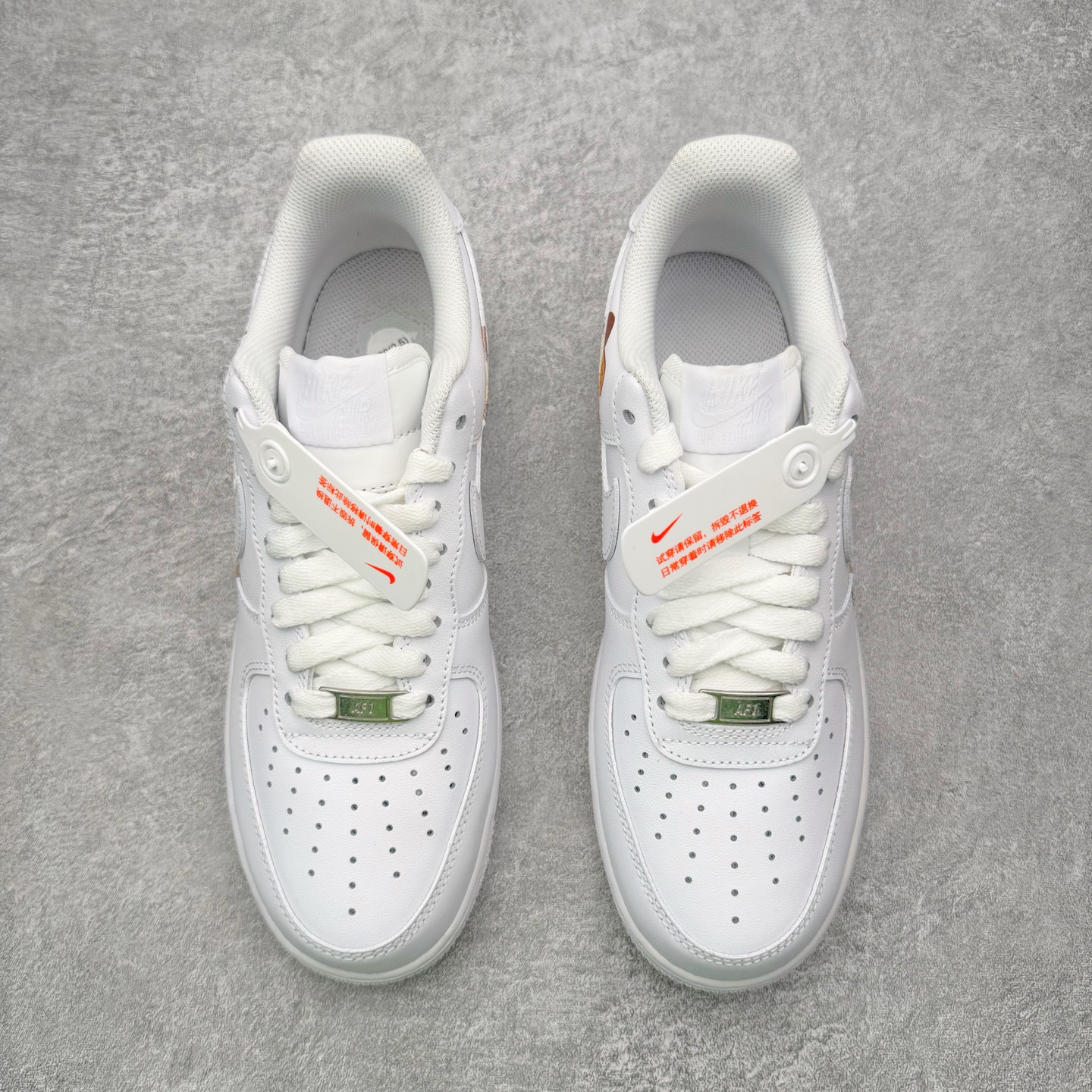 图片[2]-＃G版 NK Air Force 1 Low \’07 空军一号低帮经典板鞋 哪吒三太子 CW2288-111 同步官方2022全新版本 不规则波浪大底咬花 全鞋电脑针车 工整有序 视觉效果满分 原厂拉帮手法 标准四线 密度针距针孔大小控制到位 原装反口里网布海绵 正确卡色网眼大小 新版鞋撑改用纸团代替 原厂港宝加持完美还原灵魂版型 原盒原配从里到外百分百还原 原厂全头层原厂皮料 原标原盒 内置Sole气垫 中底白色背胶 中底划线 已经无限的接近公司 原厂楦头 原厂刺绣 后跟弧度修正 独家私模最大开发到47.5 尺码：35.5 36 36.5 37.5 38 38.5 39 40 40.5 41 42 42.5 43 44 44.5 45 46 47.5-选品中心