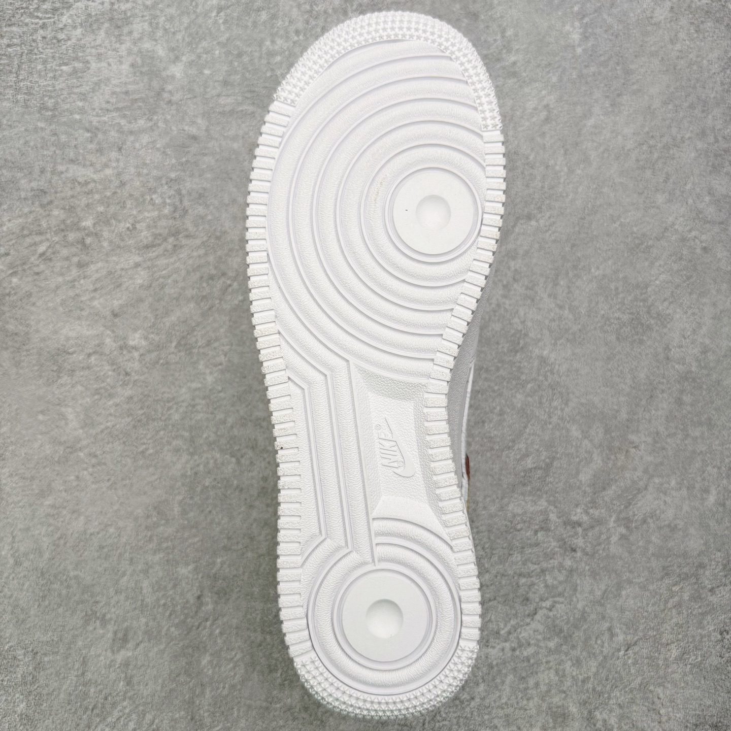 图片[9]-＃G版 NK Air Force 1 Low \’07 空军一号低帮经典板鞋 哪吒三太子 CW2288-111 同步官方2022全新版本 不规则波浪大底咬花 全鞋电脑针车 工整有序 视觉效果满分 原厂拉帮手法 标准四线 密度针距针孔大小控制到位 原装反口里网布海绵 正确卡色网眼大小 新版鞋撑改用纸团代替 原厂港宝加持完美还原灵魂版型 原盒原配从里到外百分百还原 原厂全头层原厂皮料 原标原盒 内置Sole气垫 中底白色背胶 中底划线 已经无限的接近公司 原厂楦头 原厂刺绣 后跟弧度修正 独家私模最大开发到47.5 尺码：35.5 36 36.5 37.5 38 38.5 39 40 40.5 41 42 42.5 43 44 44.5 45 46 47.5-选品中心