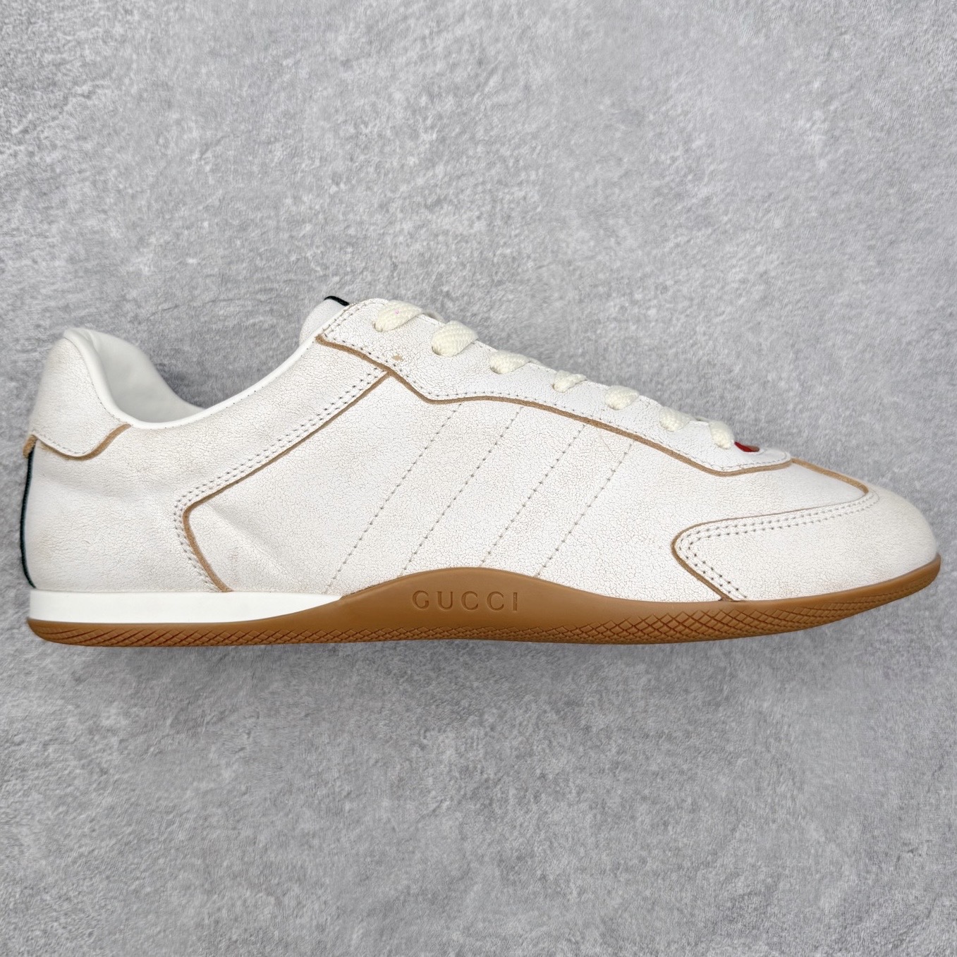 Gucci ss25 new arrival~ 情侣款gucci Shift系列全新上市 轻盈设计焕新诠释运动风尚。利落廓形更添自在本色， 行动间彰显精致质感。织带细节宛如一道延绵不绝的饰 带贯穿于整个设计，侧边缝线细节增添点睛之笔~ 水洗效果牛皮鞋面双色Tpu大底 尺码：36-45-选品中心