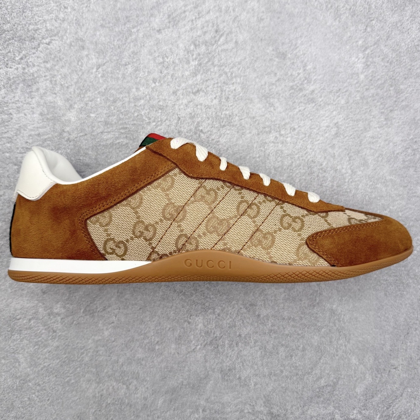 Gucci ss25 new arrival~ 情侣款gucci Shift系列全新上市 轻盈设计焕新诠释运动风尚。利落廓形更添自在本色， 行动间彰显精致质感。织带细节宛如一道延绵不绝的饰 带贯穿于整个设计，侧边缝线细节增添点睛之笔~ 水洗效果牛皮鞋面双色Tpu大底 尺码：36-45-选品中心