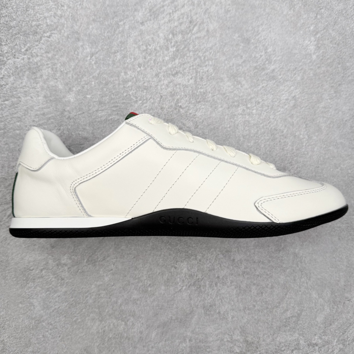 Gucci ss25 new arrival~ 情侣款gucci Shift系列全新上市 轻盈设计焕新诠释运动风尚。利落廓形更添自在本色， 行动间彰显精致质感。织带细节宛如一道延绵不绝的饰 带贯穿于整个设计，侧边缝线细节增添点睛之笔~ 水洗效果牛皮鞋面双色Tpu大底 尺码：36-45-选品中心