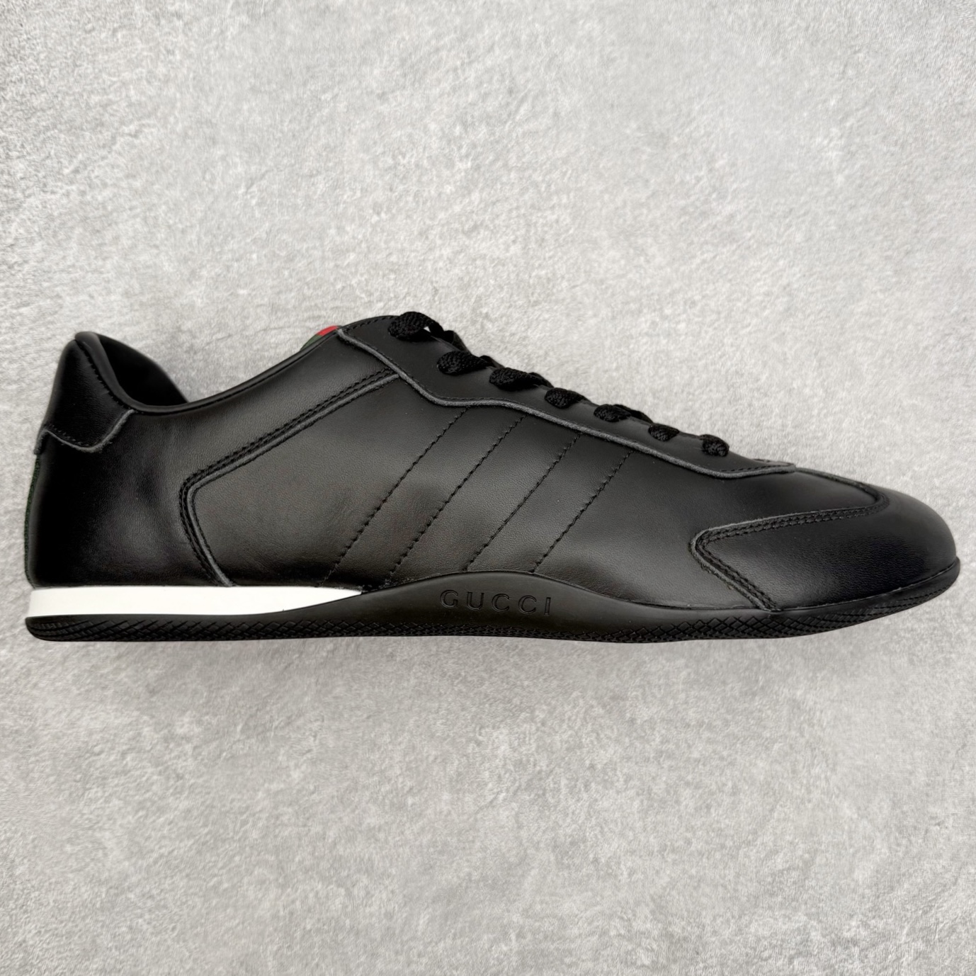 Gucci ss25 new arrival~ 情侣款gucci Shift系列全新上市 轻盈设计焕新诠释运动风尚。利落廓形更添自在本色， 行动间彰显精致质感。织带细节宛如一道延绵不绝的饰 带贯穿于整个设计，侧边缝线细节增添点睛之笔~ 水洗效果牛皮鞋面双色Tpu大底 尺码：36-45-选品中心