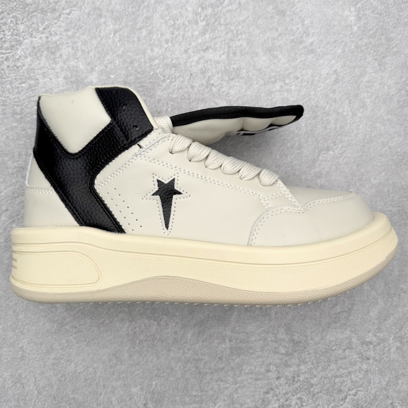Rick Owens DRKSHDW x Converse 融合前卫与经典，挑战传统，定义新潮流。设计独特，展现出个性和时尚感，别具一格的潮流魅力，让您在人群中脱颖而出，简约又大方。踩上它每一步都踏出独属于你的个性风范。 Sizs：35 36 36.5 37 37.5 38 39 39.5 40 41 41.5 42 42.5 43 44-选品中心