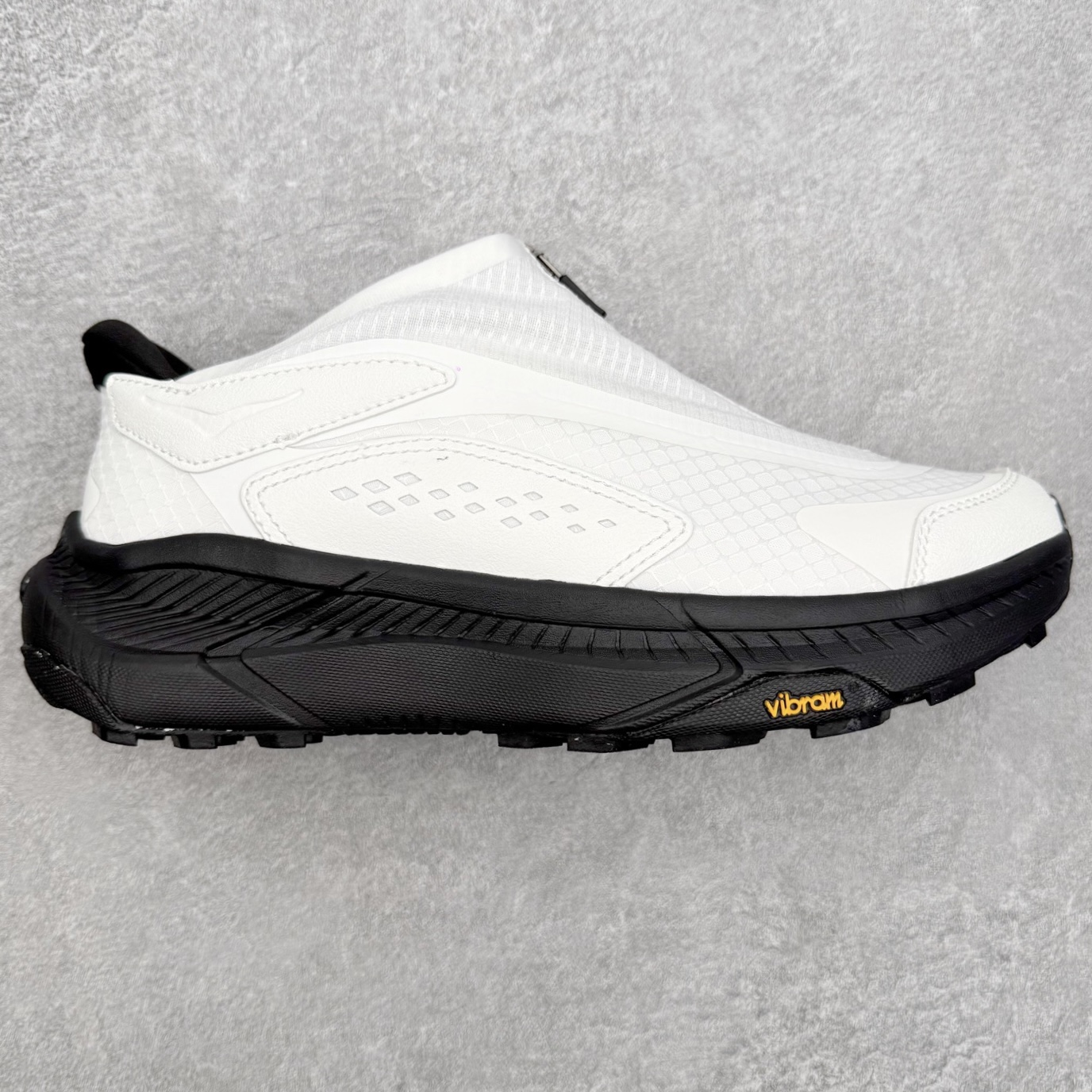 HOKA ONE ONE PROJECT TRANSPORT 舒适百搭防滑耐磨低帮生活休闲鞋 男女同款 HOKA ONE ONE是来自美国的跑步鞋知名品牌，创立于2009年，始终致力于为所有跑者提供更新、更好的跑步装备。相比常规跑鞋，HOKA ONE ONE特别研发使用性能独特的几何形跑鞋中底，此种鞋底更厚、更高、回弹性也更好，除了卓越的缓冲性能，它还能內各种阶段的跑者带来更具动感、更加稳定的跑步体验。HOKAONE ONE从设计之初就清楚意识到，要保证跑者步幅的均匀一致，双脚自然而然的运动至关重要。尺码：36 36.5 37.5 38 38.5 39 40 40.5 41 42 42.5 43 44 44.5 45-选品中心