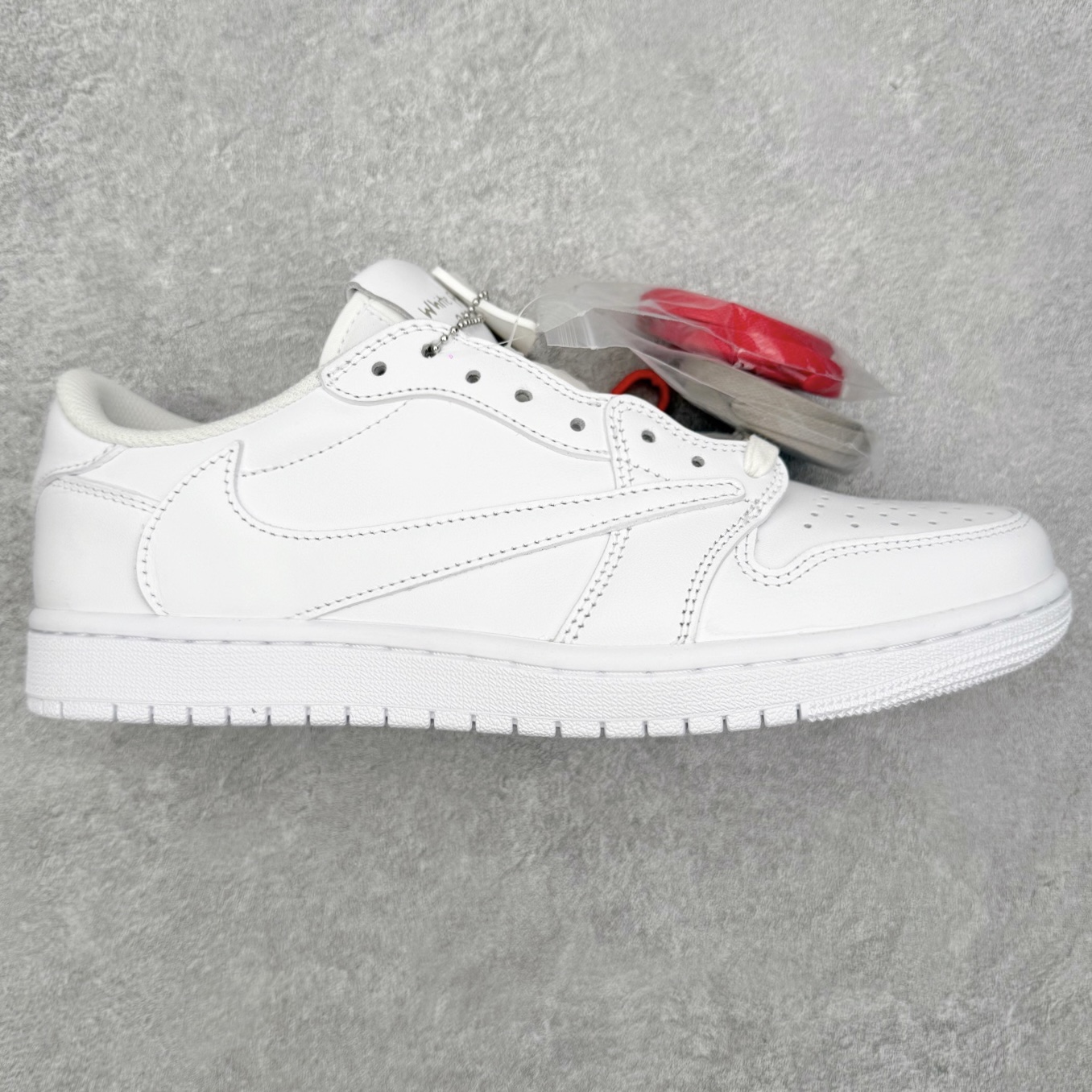 ＃KZ神版莞产 Travis Scott x Air Jordan AJ1 Low OG SP TS联名纯白倒钩低帮 TD1228-111 全系列配色 外贸特供批次 新配色不断更新开发 市场中端王者 全套原纸板楦头开发 确保原汁原味 完美呈现一代版型 一比一鞋头弧度高度鞋身弧度 此版本只针对中端市场 细节品控鞋型随意秒杀市面同价位 鞋型完美 不臃肿别扭 头层皮料加持 用料绝不含糊 进口玻璃冲刀皮料裁剪零毛边 电脑针车工艺 超高鞋面清洁度 最高QC检验标准 控制溢胶瑕疵 原盒原配 飞翼3D高频深度立体 工艺方面大到整体鞋型 漏斗收腰 底线拉帮 LOGO立体程度 小到针眼排布 载片对称 冲孔效果 鞋标规范 鞋垫背胶等等 无一不是口碑收割 每双都是一个回头客 尺码：36 36.5 37.5 38 38.5 39 40 40.5 41 42 42.5 43 44 44.5 45 46 47.5-选品中心